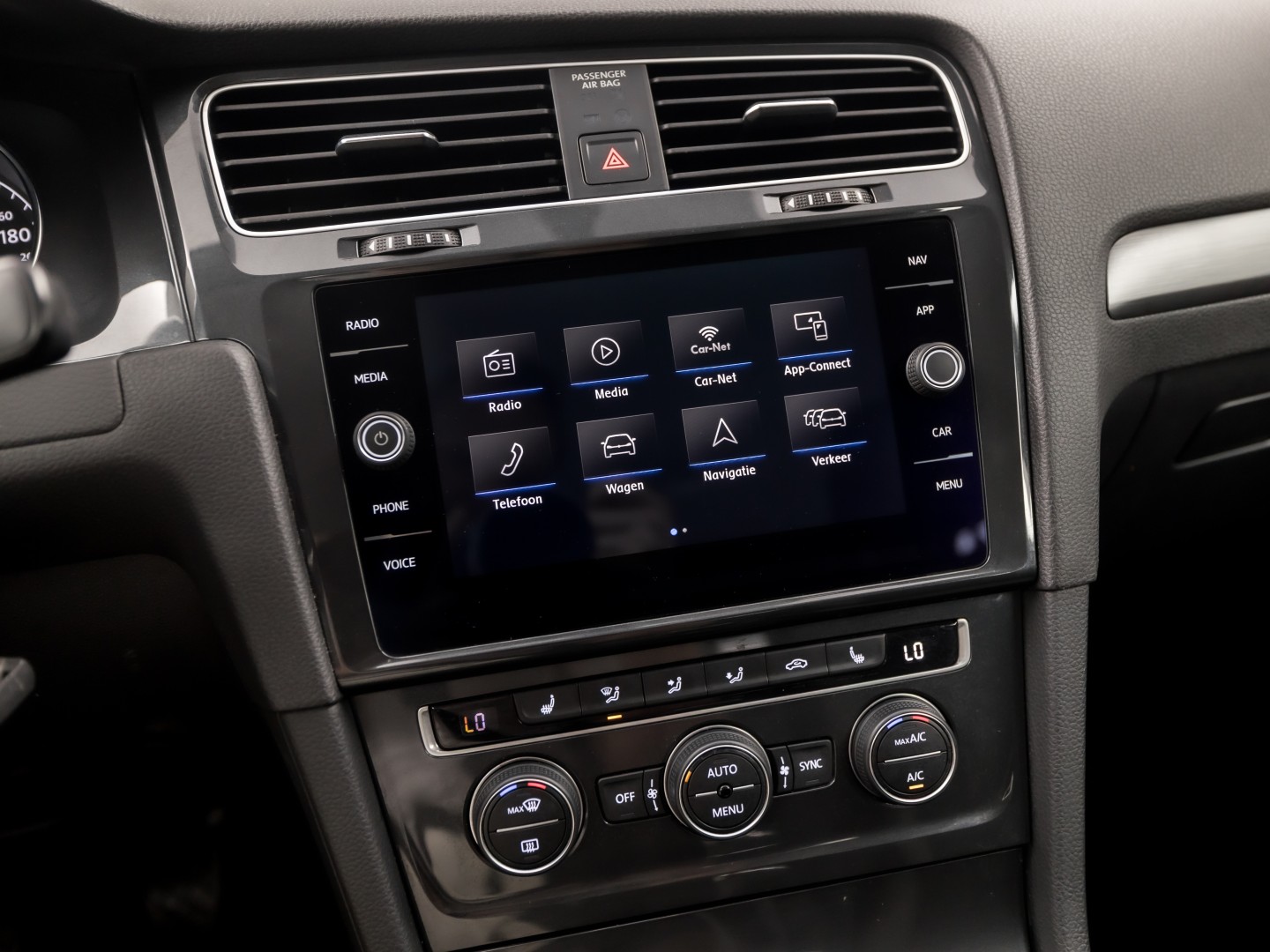Volkswagen Golf 1.0 TSI Sportline (APPLE CARPLAY, GROOT NAVI, ALCANTARA, DYNAMISCHE KNIPPERLICHTEN, SPORTSTOELEN, STOELVERWARMING, ADAPTIVE CRUISE, PARKEERSENSOREN, NIEUWSTAAT)