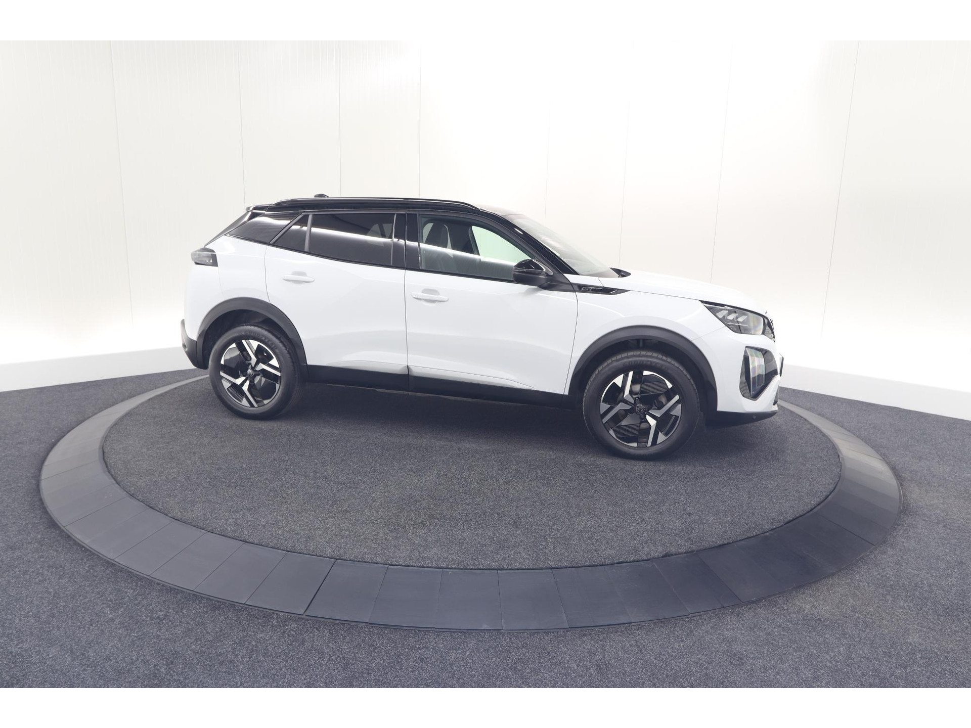 Peugeot 2008 PureTech 130 EAT8 GT | Camera | Apple Carplay | Parkeersensoren | 17 Inch Lichtmetalen Velgen