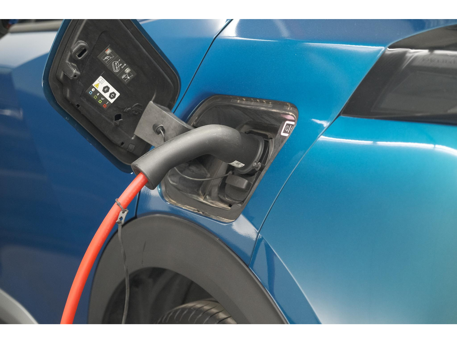 Peugeot e-2008 EV Allure Avantage 54 kWh | 11 KW Laadfunctie | Parkeersensoren | Apple Carplay