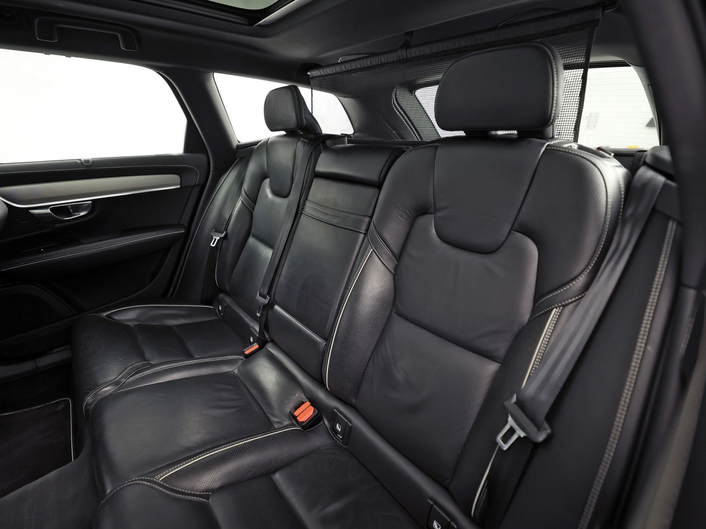 Volvo V90 2.0 T4 R-Design Automaat 190Pk (PANORAMADAK, HARMAN/KARDON, MEMORY SEATS, APPLE CARPLAY, GETINT GLAS, CAMERA, STOELVERWARMING, LEDER, NIEUWE APK, NIEUWSTAAT)