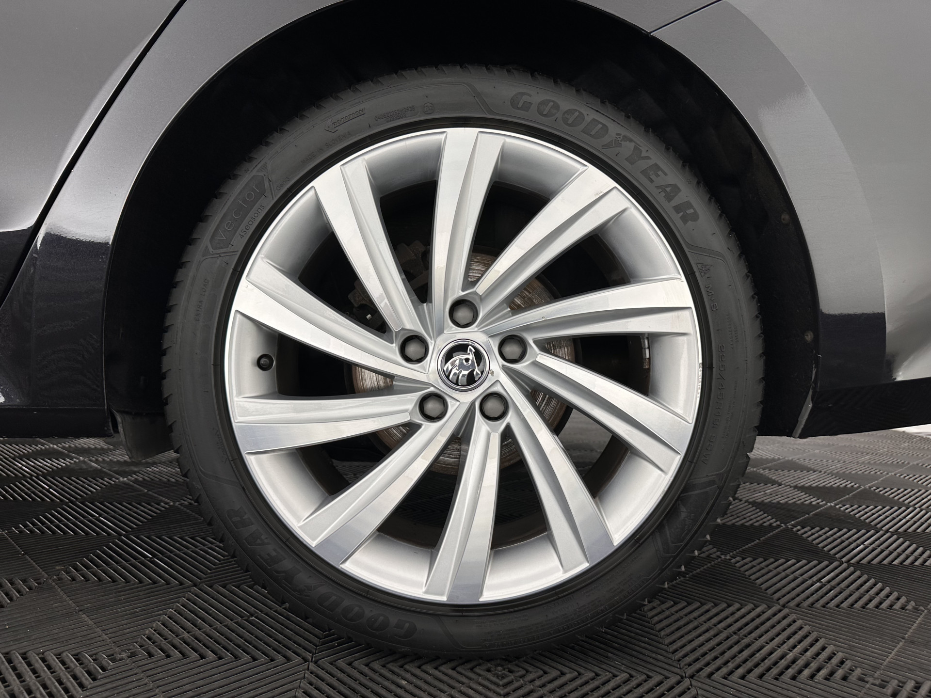 ŠKODA Octavia Combi 1.0 TSI Style (INCL-BTW) *PANO | FULL-LED | LANE-ASSIST | DIGI-COCKPIT | HEATED-COMFORTSEATS | NAVI-FULLMAP | PRIVACYGLASS | KEYLESS | DAB | ECC | PDC | CRUISE | TOWBAR | 18''ALU*