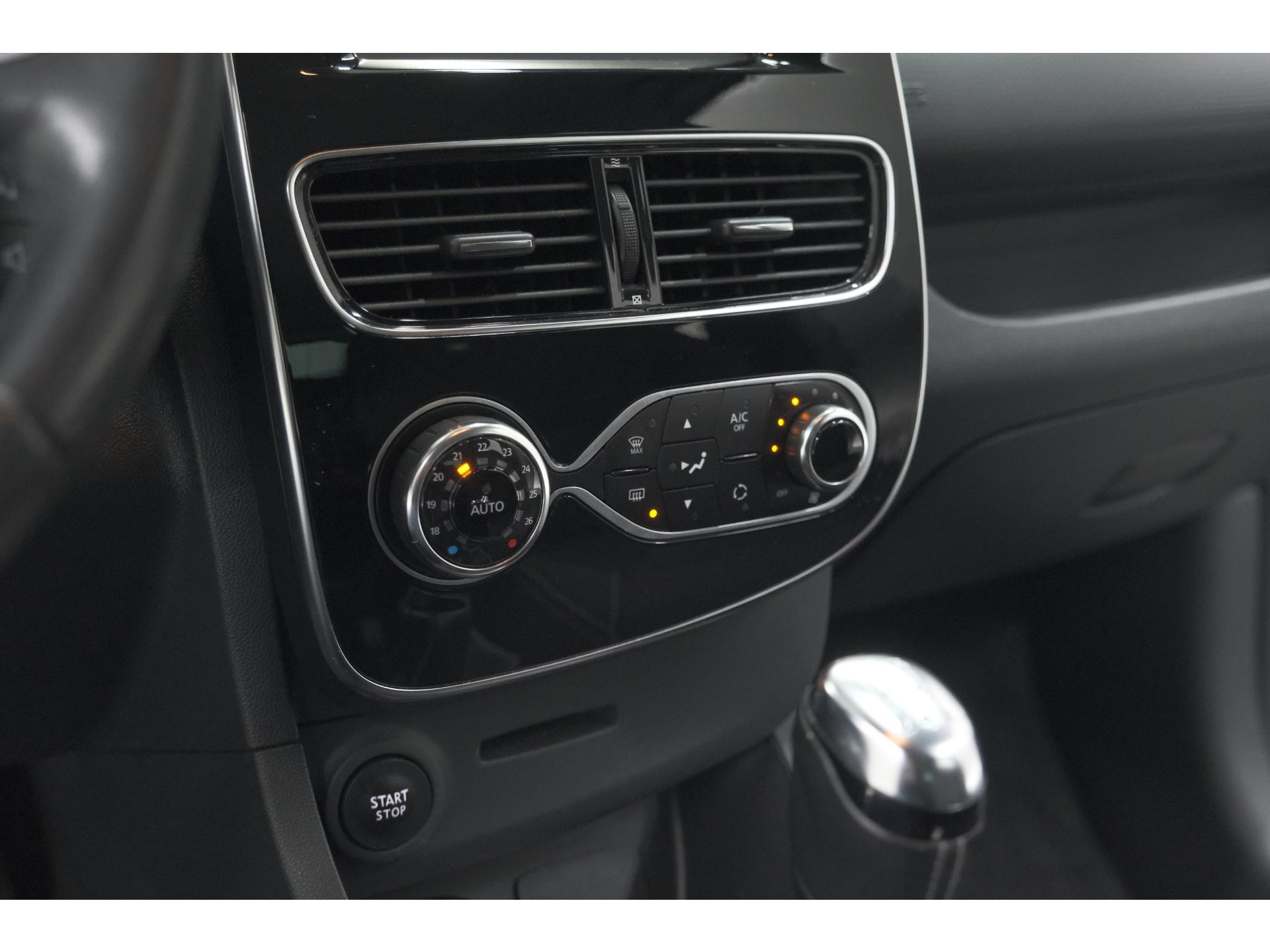 Renault Clio 1.2 Limited | Trekhaak | Navigatie | Parkeersensoren | Climate Control