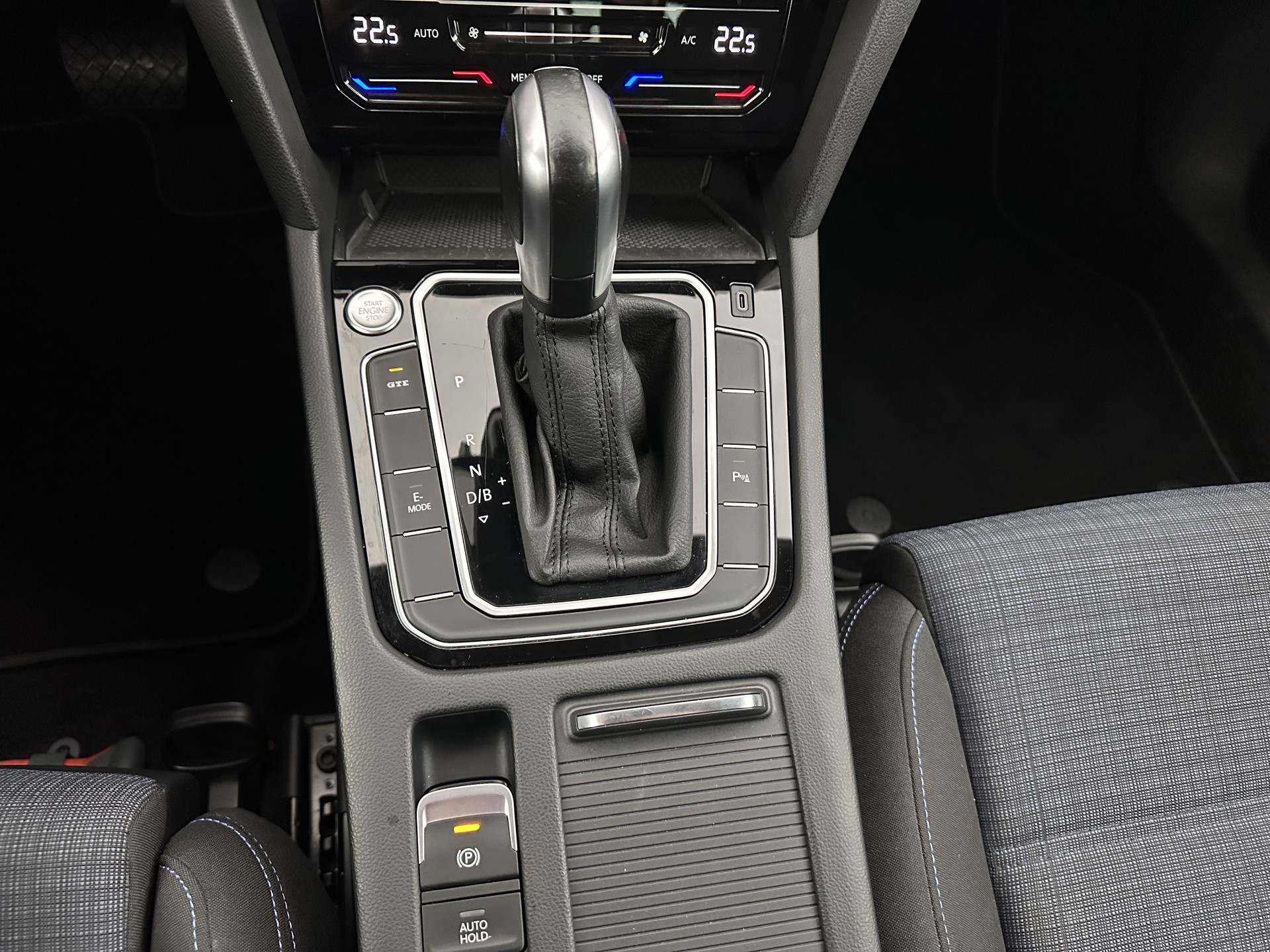 Volkswagen Passat 1.4 TSI PHEV GTE Business (INCL-BTW) Aut. *FULL-LED | DIGI-COCKPIT | ADAPTIVE-CRUISE | NAVI-FULLMAP | KEYLESS | DAB+ | COMFORT-SEATS | SHIFTPADDLES | PRIVACY-GLASS | PDC | CAMERA | CARPLAY | 17''ALU*