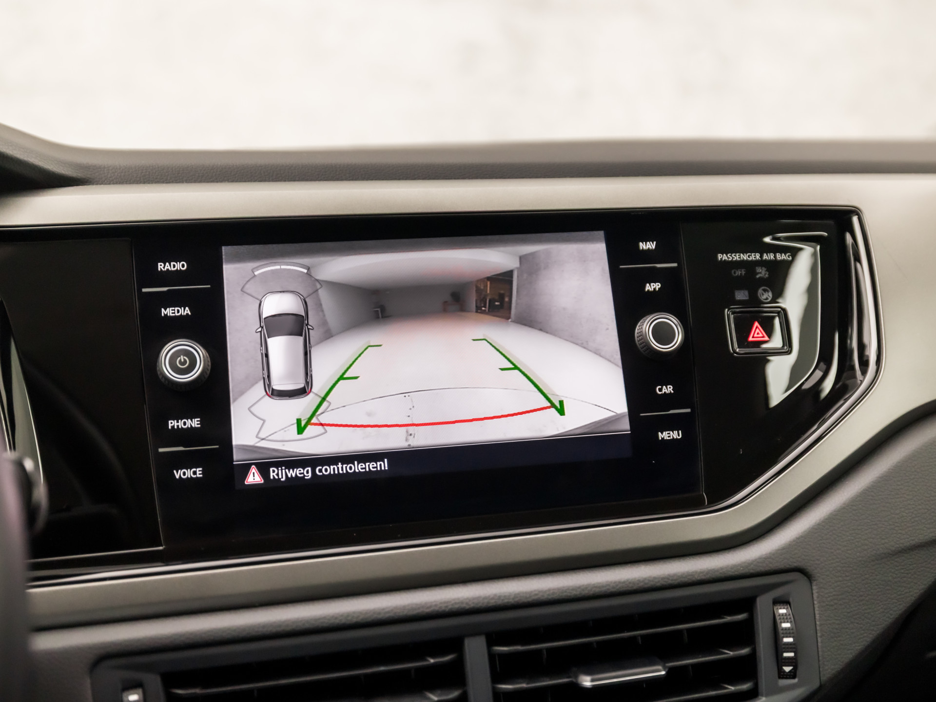 Volkswagen Polo 1.0 TSI Sportline (APPLE CARPLAY, GROOT NAVI, CLIMATE, CAMERA, SPORTSTOELEN, LM VELGEN, ADAPTIVE CRUISE, MODE KNOP, PARKEER ASSISTENT, PARKEERSENSOREN, NIEUWSTAAT)