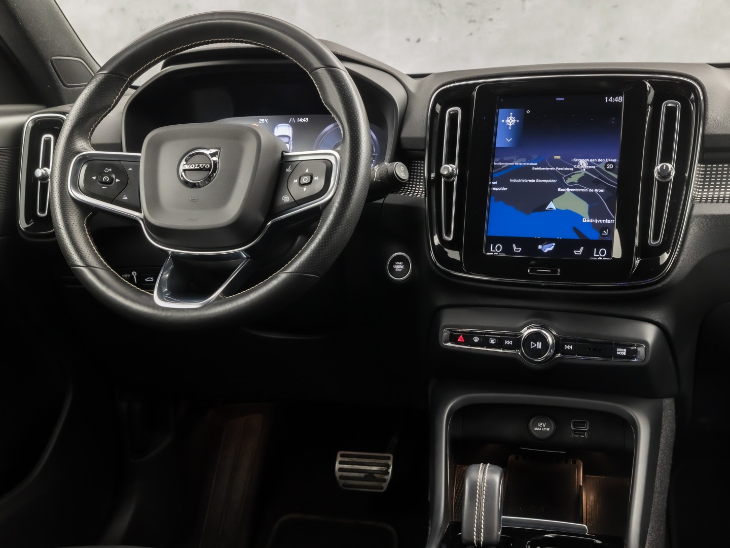 Volvo XC40 1.5 T5 Recharge Inscription Sport 252Pk Automaat (PANORAMADAK, APPLE CARPLAY, MEMORY SEAT, LEDER, 360 CAMERA, SPORTSTOELEN, STUUR/STOELVERWARMING, GETINT GLAS, ELEK ACHTERKLEP, NIEUWE APK, NIEUWSTAAT)