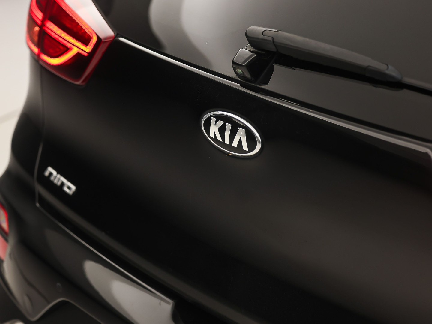 Kia Niro 1.6 GDi PHEV DynamicPlusLine Automaat (APPLE CARPLAY, GROOT NAVI, STUUR/STOELVERWARMING, CAMERA, TREKHAAK, SPORTSTOELEN, GETINT GLAS, ADAPTIVE CRUISE, NIEUWSTAAT)