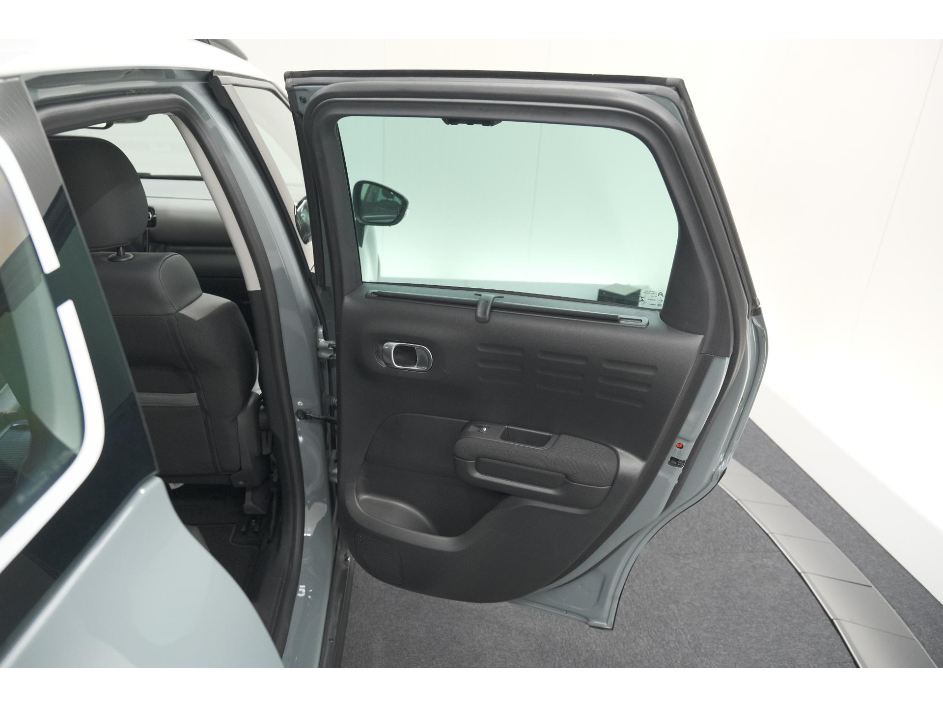 Citroen C3 Aircross PureTech 130 EAT6 Shine | Schuif-/Kanteldak | Camera | Dodehoekdetectie | Head-Up Display