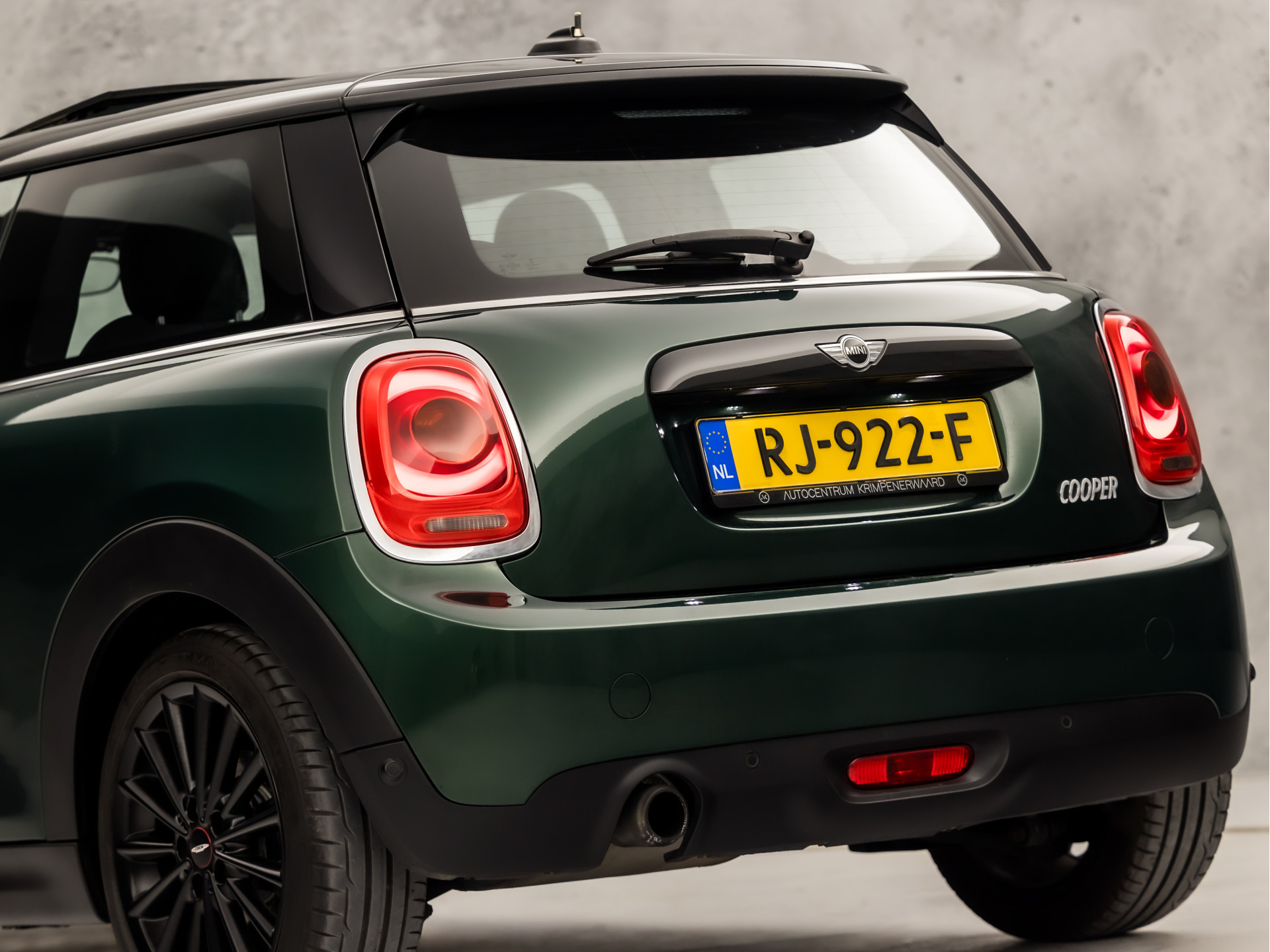 MINI Mini 1.5 Cooper Sport Automaat (PANORAMADAK, JCW PACK, NAVIGATIE, CLIMATE, ZWART HEMEL, SPORTSTOELEN, PARKEERSENSOREN, CRUISE, NIEUWE APK, NIEUWSTAAT)