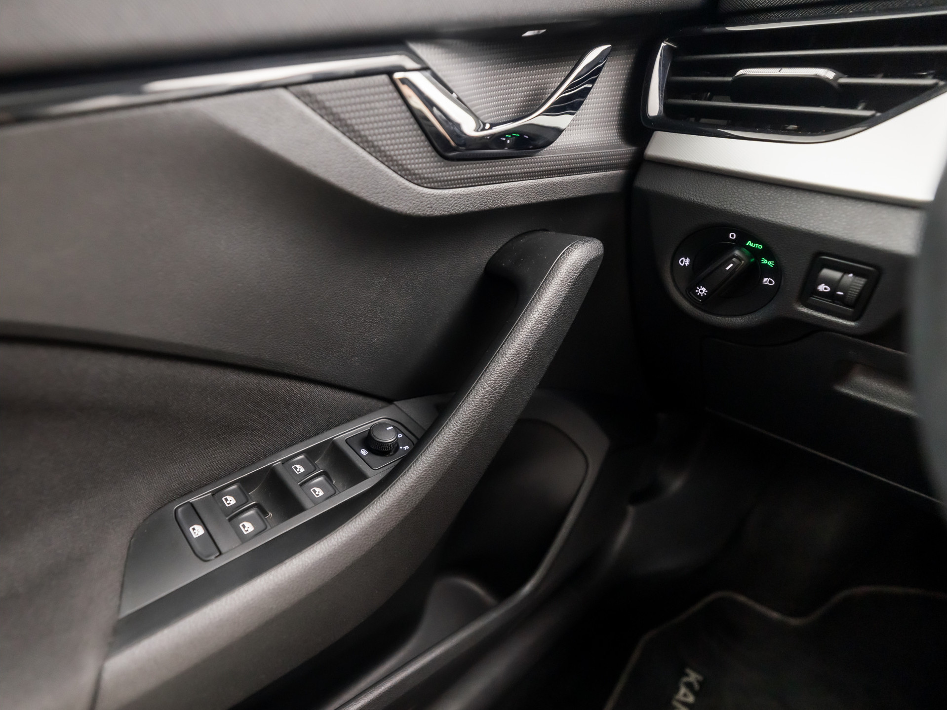 Škoda Kamiq 1.0 TSI Ambition Sport Automaat (APPLE CARPLAY, GROOT NAVI, CLIMATE, GETINT GLAS, STOELVERWARMING, SPORTSTOELEN, PARKEERSENSOREN, GETINT GLAS, NIEUWSTAAT)
