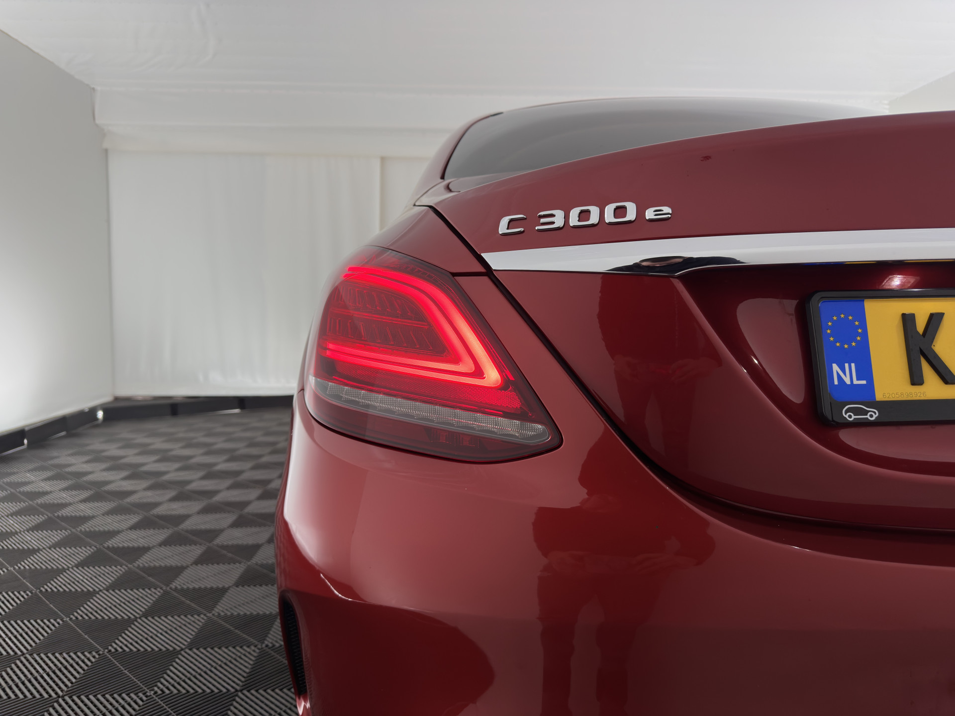 Mercedes-Benz C-klasse 300 e Business Solution AMG Limited ( Plug-In ) (INCL-BTW) *FULL-LEATHER | FULL-LED | BURMESTER | AMBIENT-LIGHT | BLIND-SPOT | HEATED-SPORTSEATS | DIGI-COCKPIT | NAVI-FULLMAP | CAMERA | DAB+ | PRIVACY-GLASS | 18''ALU*