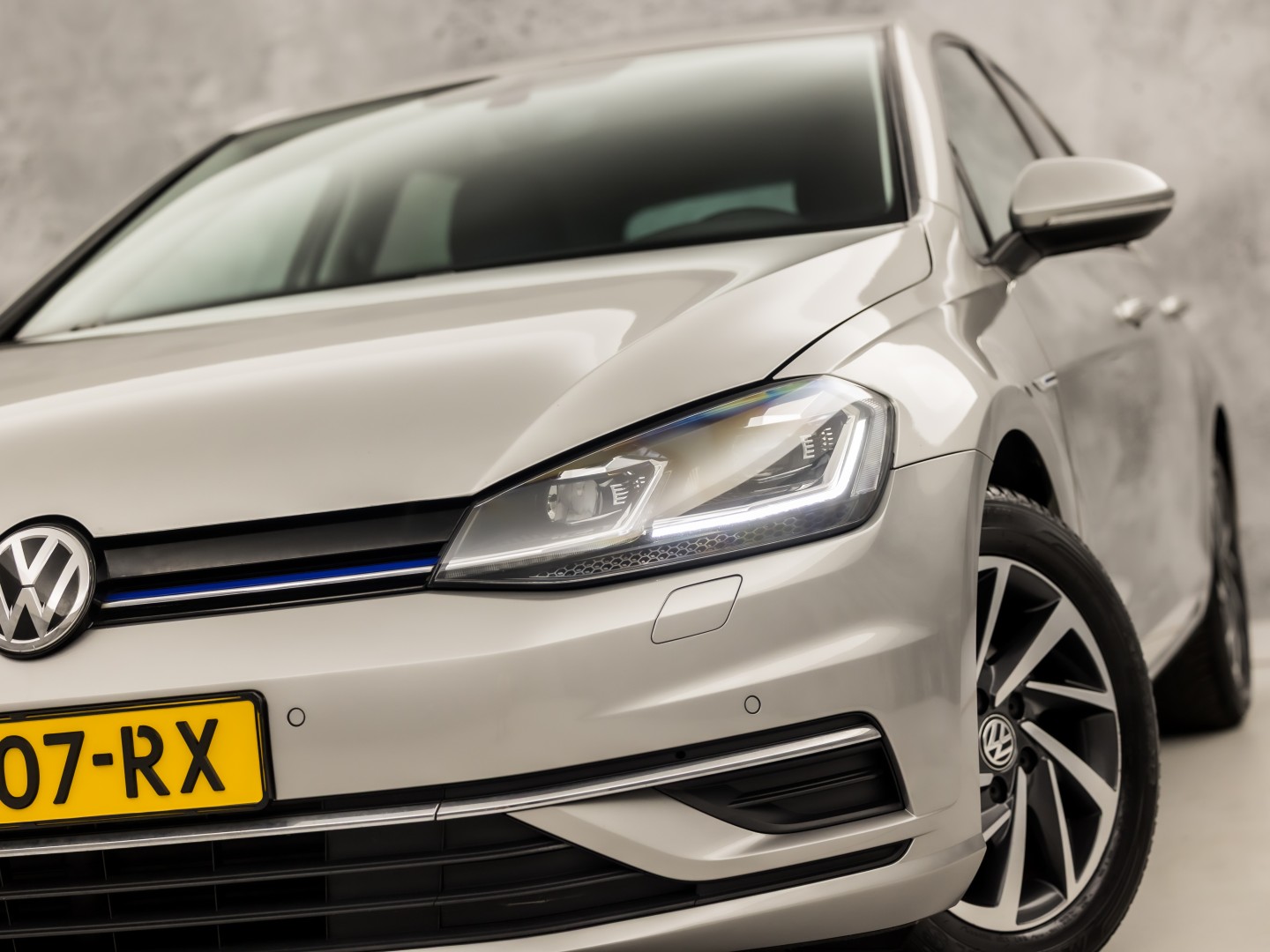 Volkswagen Golf 1.5 TSI 131PK Sportline (APPLE CARPLAY, GROOT NAVI, 4 CILINDER, CLIMATE, LED KOPLAMPEN, STOELVERWARMING, SPORTSTOELEN, GETINT GLAS, LM VELGEN, ADAPTIVE CRUISE, PARKEERSENSOREN, NIEUWSTAAT)