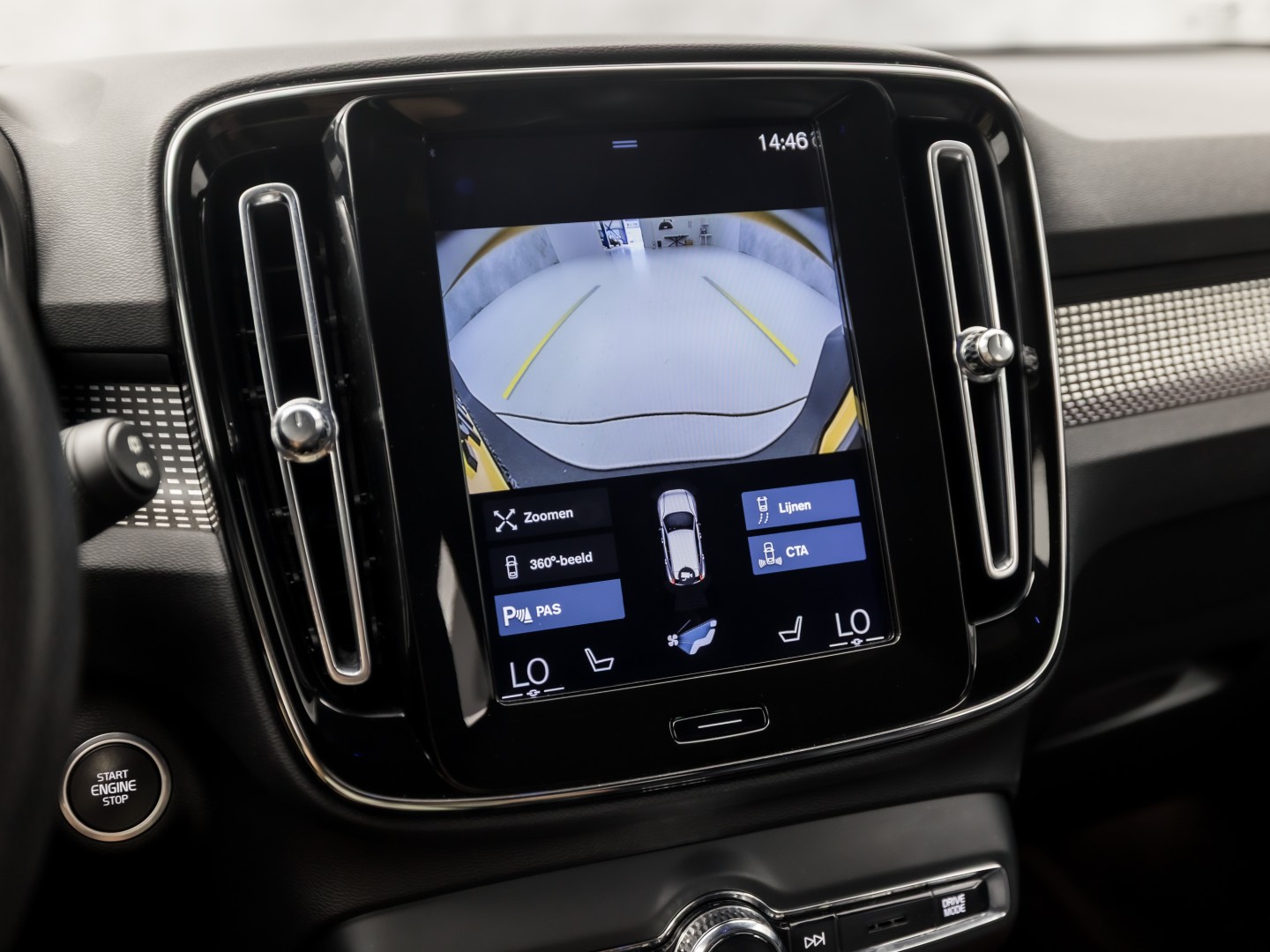 Volvo XC40 1.5 T5 Recharge Inscription Sport 252Pk Automaat (PANORAMADAK, APPLE CARPLAY, MEMORY SEAT, LEDER, 360 CAMERA, SPORTSTOELEN, STUUR/STOELVERWARMING, GETINT GLAS, ELEK ACHTERKLEP, NIEUWE APK, NIEUWSTAAT)