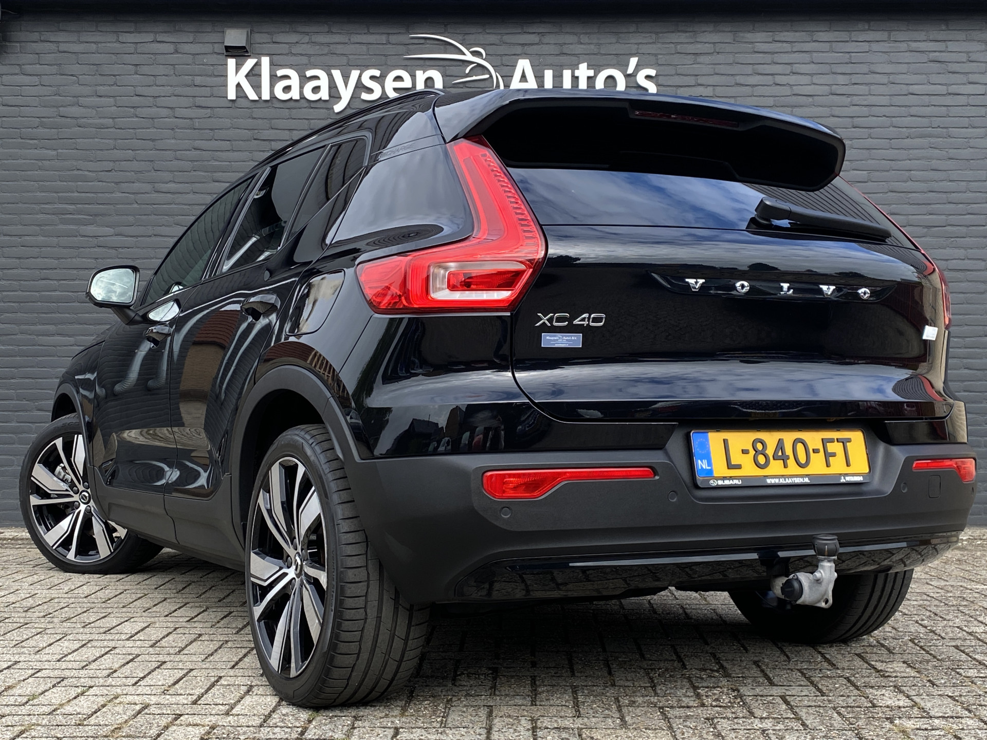 Volvo XC40 Recharge P8 AWD R-Design 408 pk | 1e eigenaar | dealer onderh. | panoramadak | trekhaak | 360 camera | stoelverw.