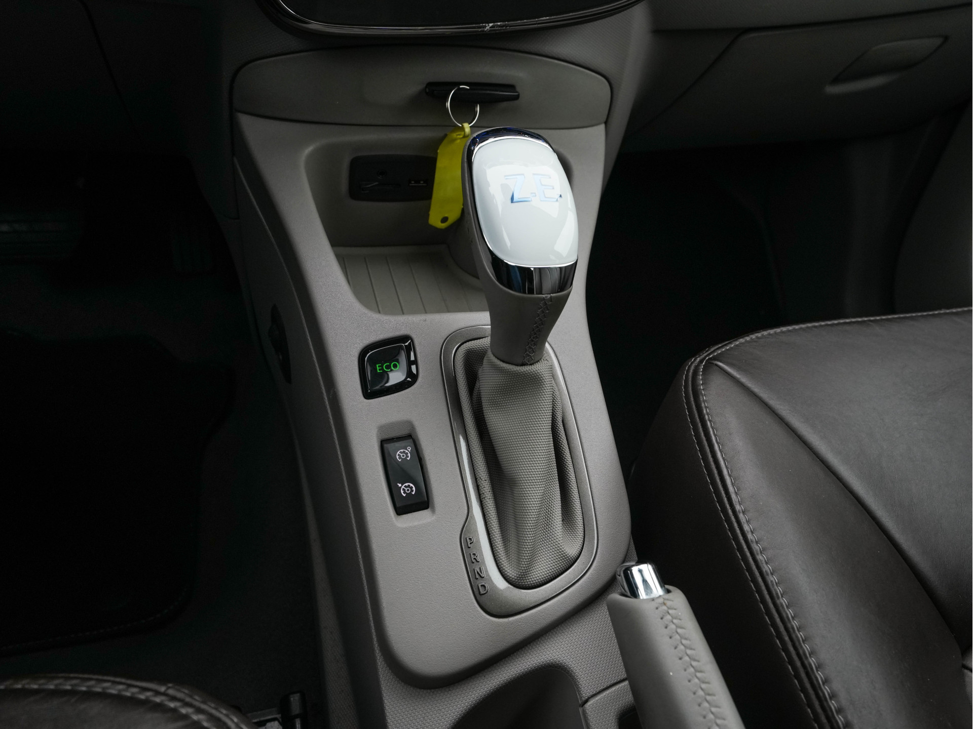 Renault ZOE (inclusive-battery) Q90 Bose 41 kWh Quickcharge Edition One (3-Fase-43 kW) {SOH-92%} Aut.*LEATHER | FULL-LED | DIGI-COCKPIT | HEATED-COMFORTSEATS | BOSE-PREMIUM-AUDIO | CAMERA | R-LINK | PDC | PRIVACY-GLASS |  17"ALU*