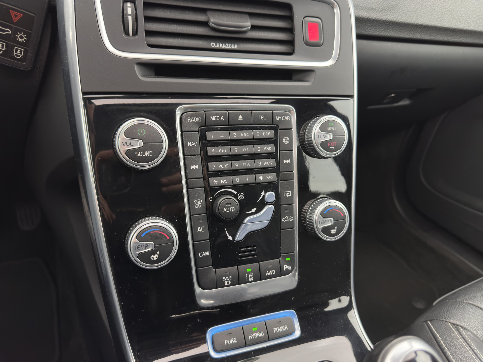 Volvo V60 2.4 D5 Twin Engine Special Edition Aut. *PANO | LEATHER | BI-XENON | BLINDSPOT | MEMORY-PACK | NAVI-FULLMAP | HEATED-SPORTSEATS | CAMERA | PERFORMANCE-AUDIO | TOWBAR | 18''ALU*