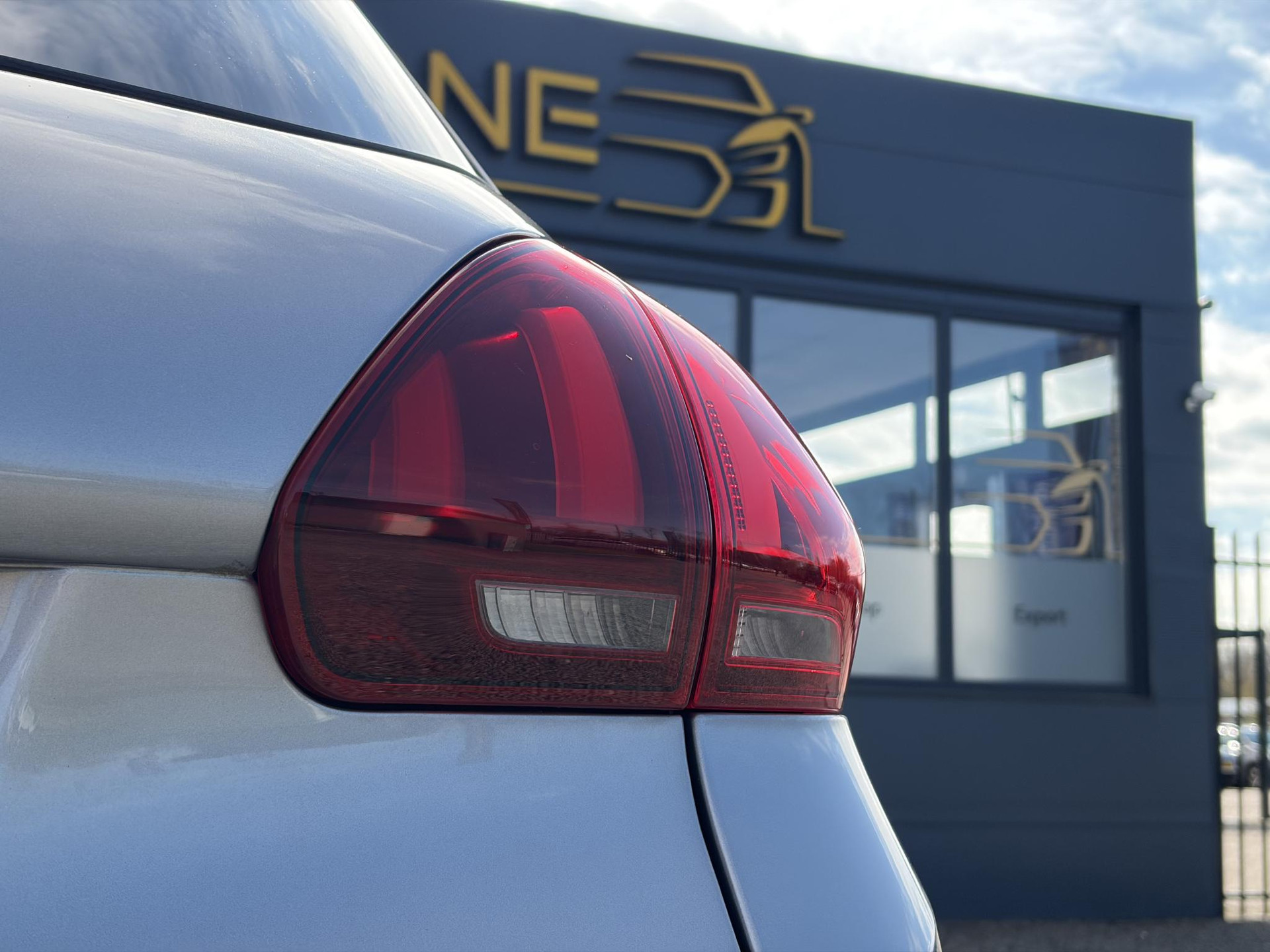 Peugeot 2008 1.2 PureTech Blue Lion 2e Eigenaar,Pano,Navi,Trekhaak,110pk,Dealer Onderhouden,Airco,Cruise,Pdc,Lm velgen,N.A.P,Recent beurt gehad,Apk tot 11-2026