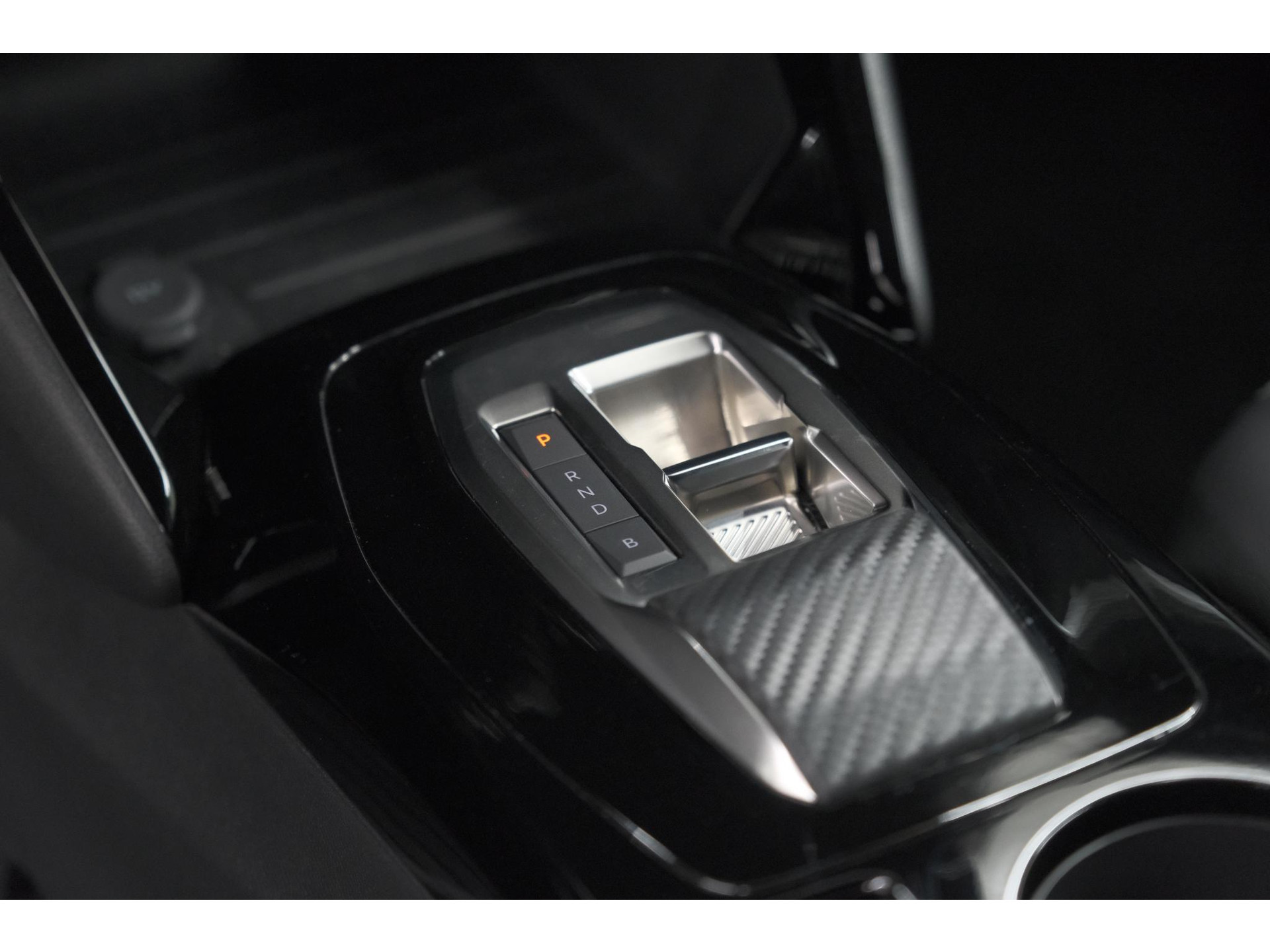 Peugeot e-2008 EV Allure Avantage 54 kWh | SOH 97,7% | 11 KW Lader | Apple Carplay | Parkeersensoren