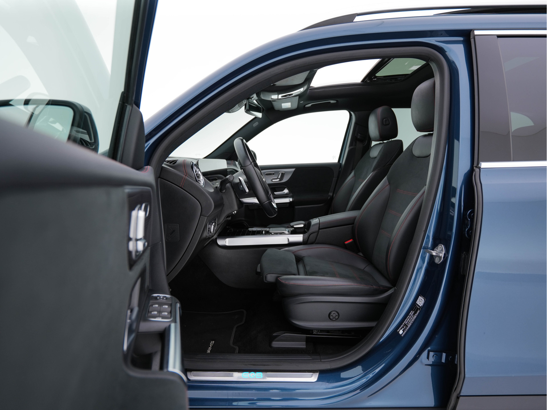 Mercedes-Benz EQB 300 4MATIC AMG-Line 67 kWh [ 3-Fase ] (INCL-BTW) *PANO | HEAD-UP | LEATHER-MICROFIBRE | MEMORY-PACK | WIDE-SCREEN-COCKPIT | FULL-LED | BLINDSPOT | AMBIENT-LIGHT | TOPVIEW | NAVI-FULLMAP | DAB+ | COMFORT/SEATS | ...