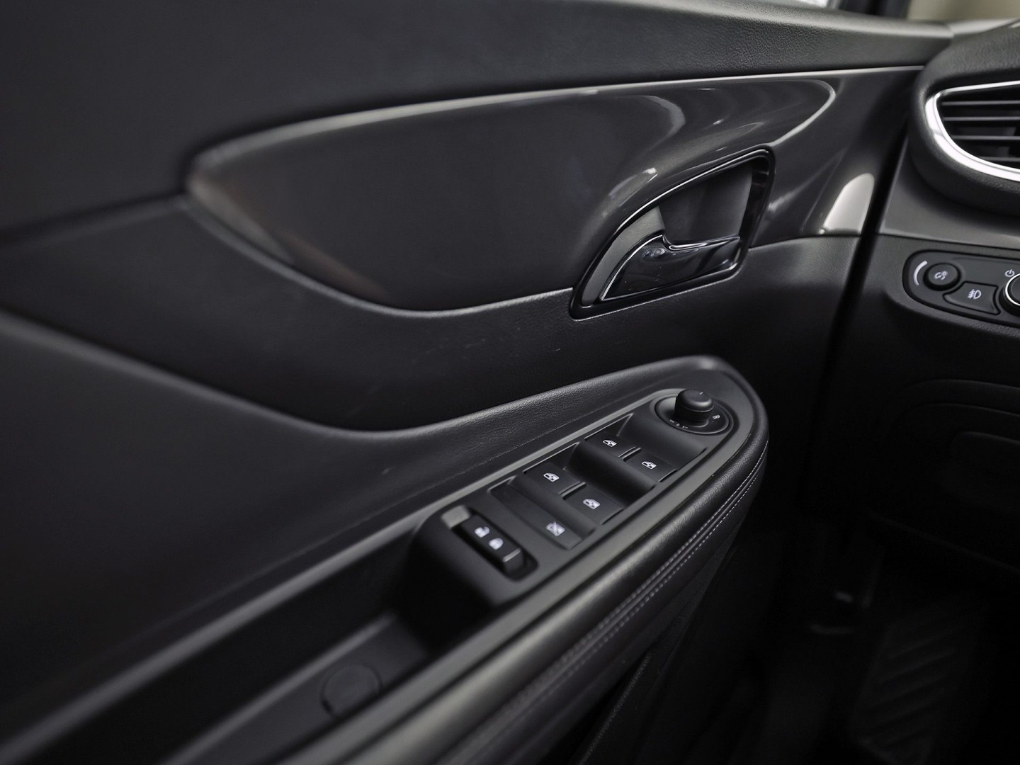 Opel Mokka X 1.4 Turbo Innovation Sport (GROOT NAVI, APPLE CARPLAY, STUUR/STOELVERWARMING, TREKHAAK, LEDER, CRUISE, LM VELGEN, NIEUWE APK)