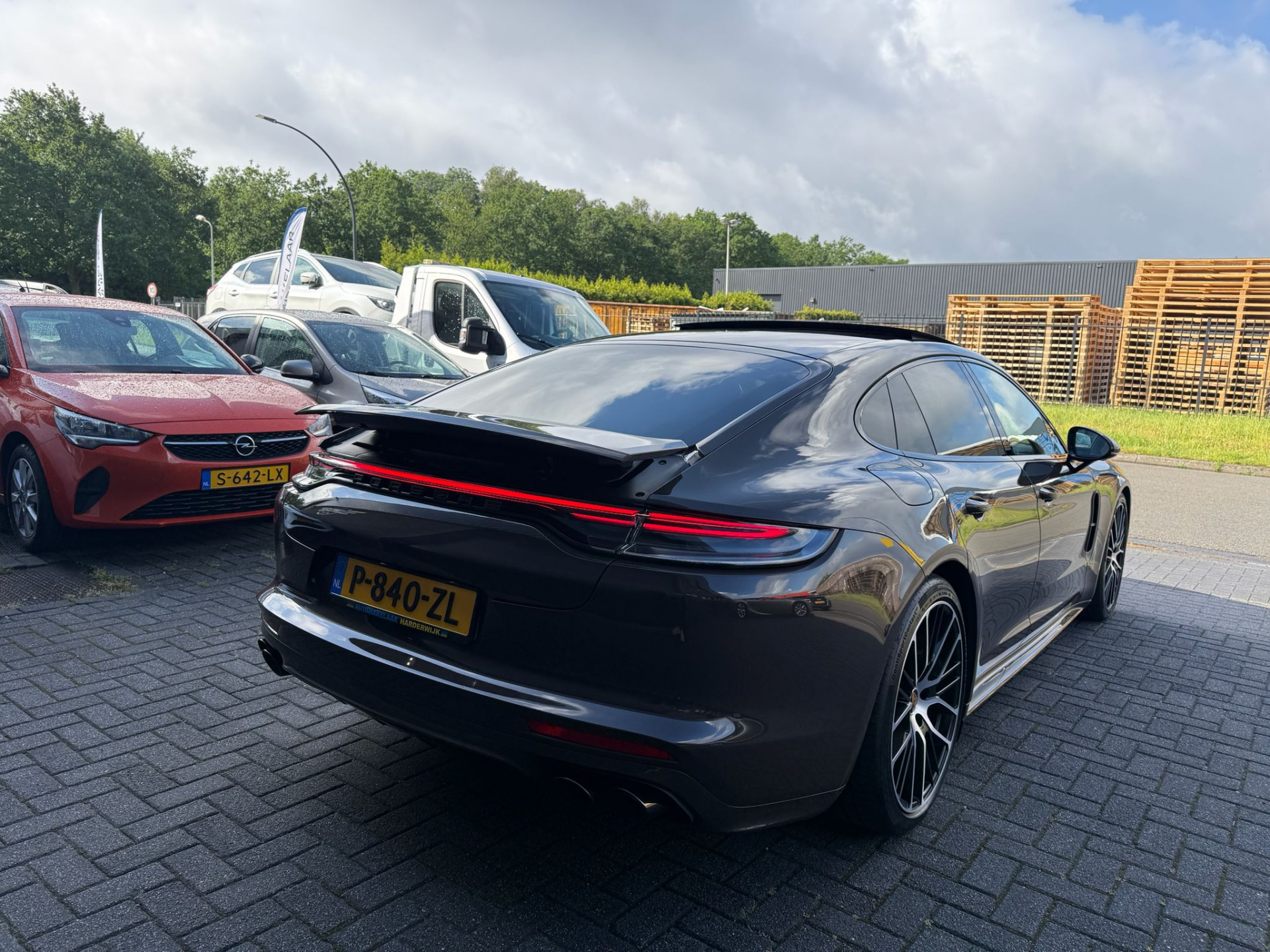 Porsche Panamera 2.9 4 E-Hybrid Platinum Edition | 2E EIGENAAR | 3/6/12MND GARANTIE | ACC | PANO | HUD | CARPLAY | SFEER | 360 CAMERA | BOMVOL | SOFTCLOSE |