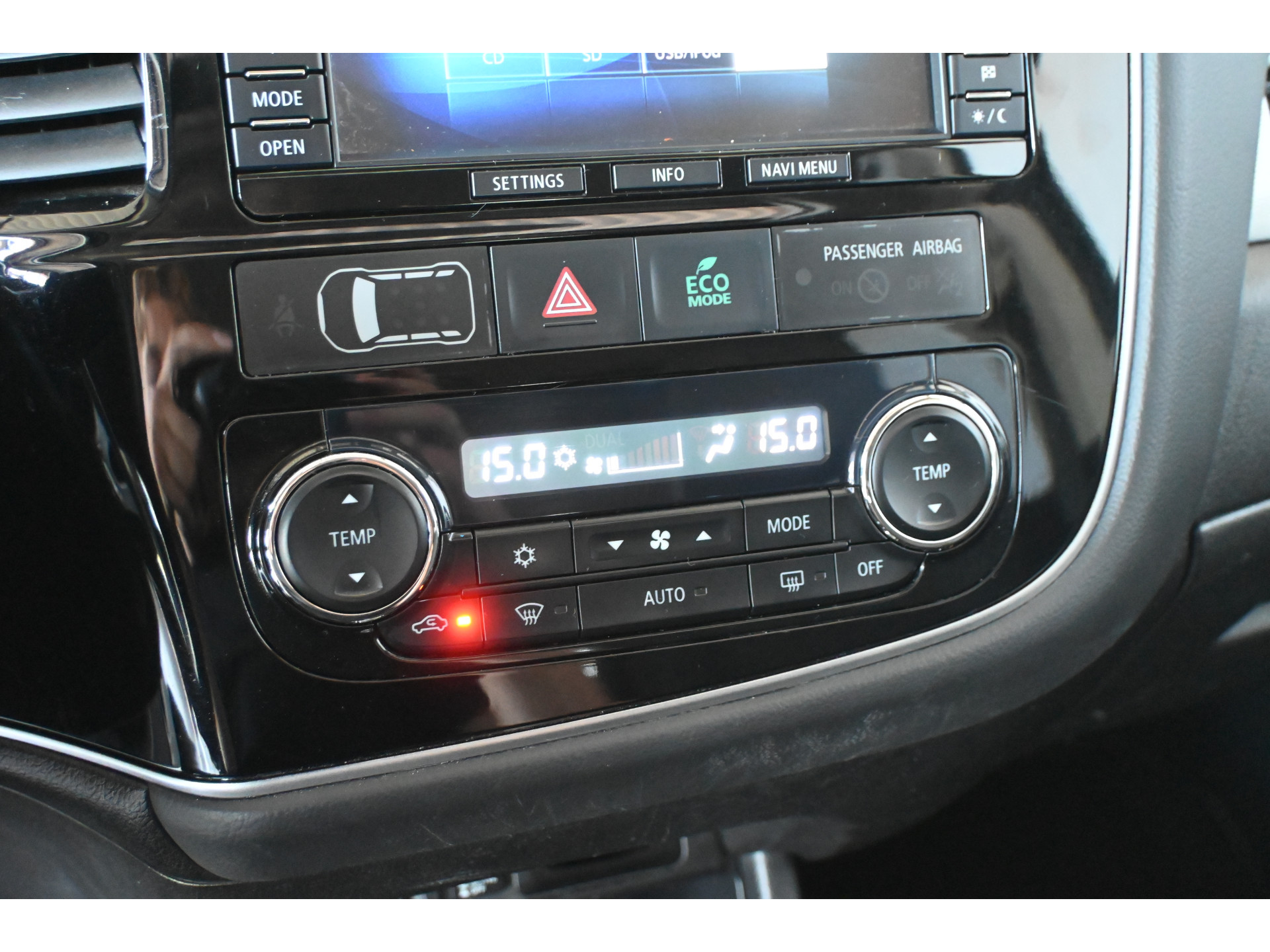 Mitsubishi Outlander 2.0 PHEV Automaat Limited Edition X-Line Navigatie Leder Trekhaak Schuifdak Rijklaarprijs! Inruil Mogelijk!