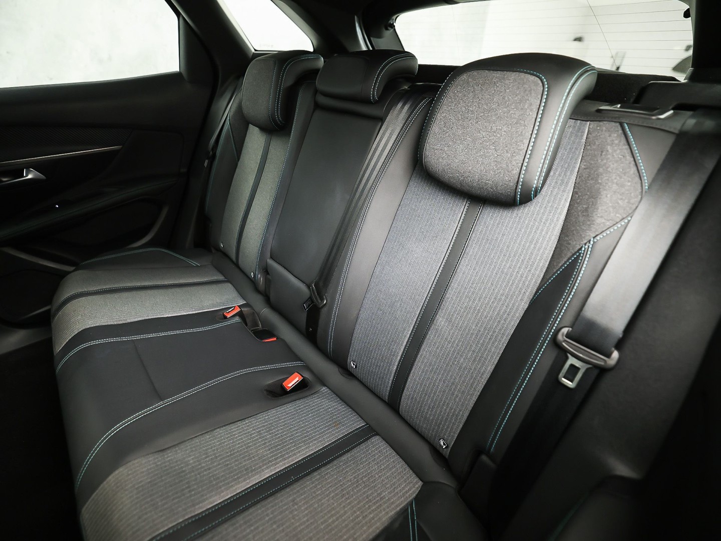 Peugeot 3008 1.6 HYbrid 225 Allure Sport 225Pk Automaat (APPLE CARPLAY, GROOT NAVI, 360 CAMERA, LEDER, SPORTSTOELEN, ZWART HEMEL, KEYLESS, GETINT GLAS, NIEUWSTAAT)