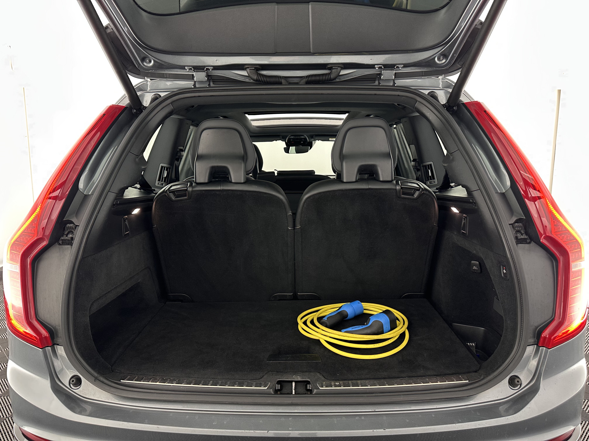 Volvo XC90 2.0 T8 R-Design Twin Engine AWD [ 7-Pers. ] (Plug-In) Aut. *PANO | LEATHER-ALCANTARA | FULL-LED | MEMORY-PACK | DIGI-COCKPIT | NAVI-FULLMAP | CARPLAY | ECC | HEATED-SPORTSEATS | LANE-ASSIST | PDC | HEAD-UP | TOWBAR | 20"ALU*