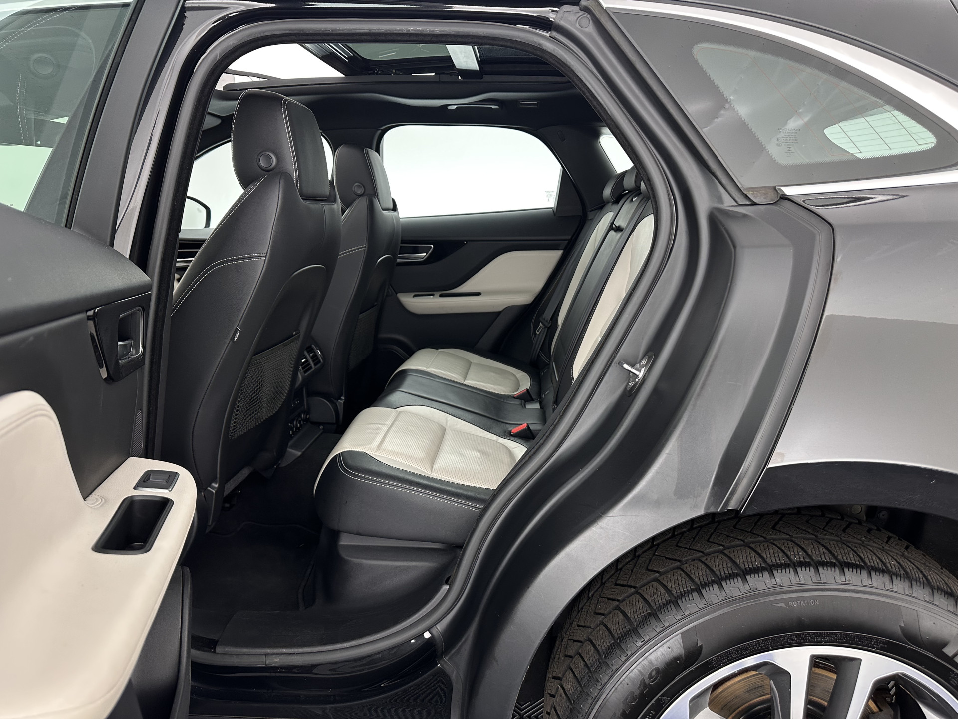 Jaguar F-PACE 3.0 S AWD R-Dynamic Aut *PANO | LEATHER | BLINDSPOT | FULL-LED | MERIDIAN-AUDIO | HEATED-SPORTSEATS | NAVI-FULLMAP | KEYLESS | CAMERA | CARPLAY | SHIFTPADDLES | PDC | LANE-ASSIST | MEMORY-PACK | DIGI-COCKPIT | .