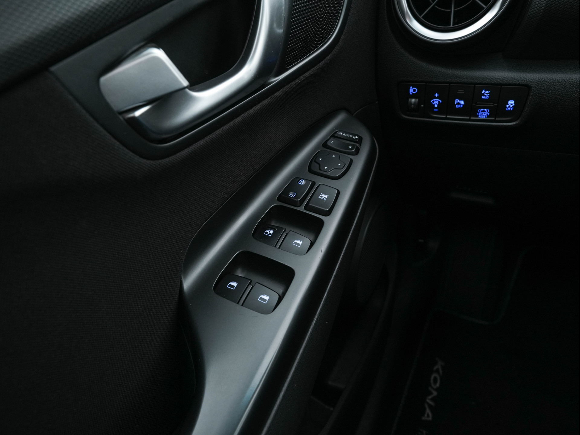 Hyundai Kona 1.6 GDI HEV Fashion (INCL-BTW) Aut. *NAVI-FULLMAP | DIGI-COCKPIT | FULL-LED | KEYLESS | CAMERA | HEAD-UP | SHIFT-PADDLES | DAB | COMFORT-SEATS | PRIVACY-GLASS | TOWBAR | 16 "ALU*