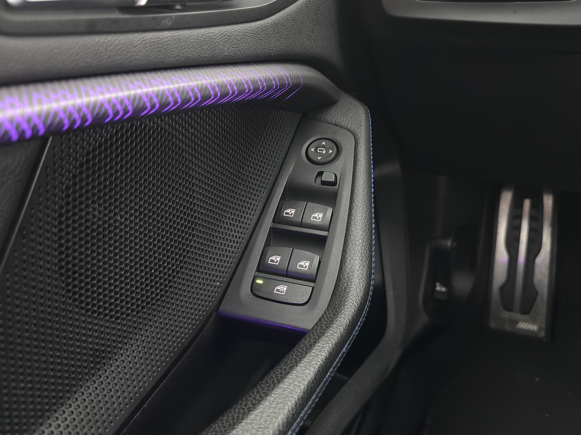 BMW 1-serie M135i xDrive M-Sportpack High Executive Aut. *ALCANTARA-MICROFIBRE | FULL-LED | HEATED-SPORTSEATS | SHIFT-PADDLES | DIGI-COCKPIT | HEAD-UP | NAVI-FULLMAP | DAB+ | PRIVACY-GLASS | AMBIENT-LIGHT | CARBON-INLAY | CARPLAY | 19''ALU*