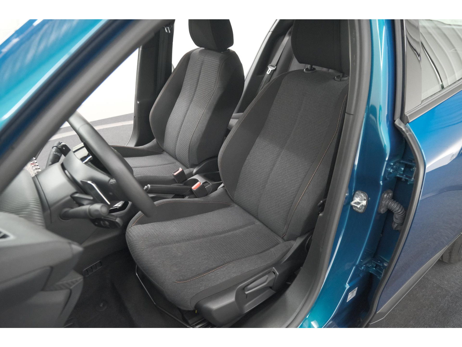 Peugeot 2008 Hybrid 136 e-DCS6 Style | Apple Carplay | Parkeersensoren | Climate control