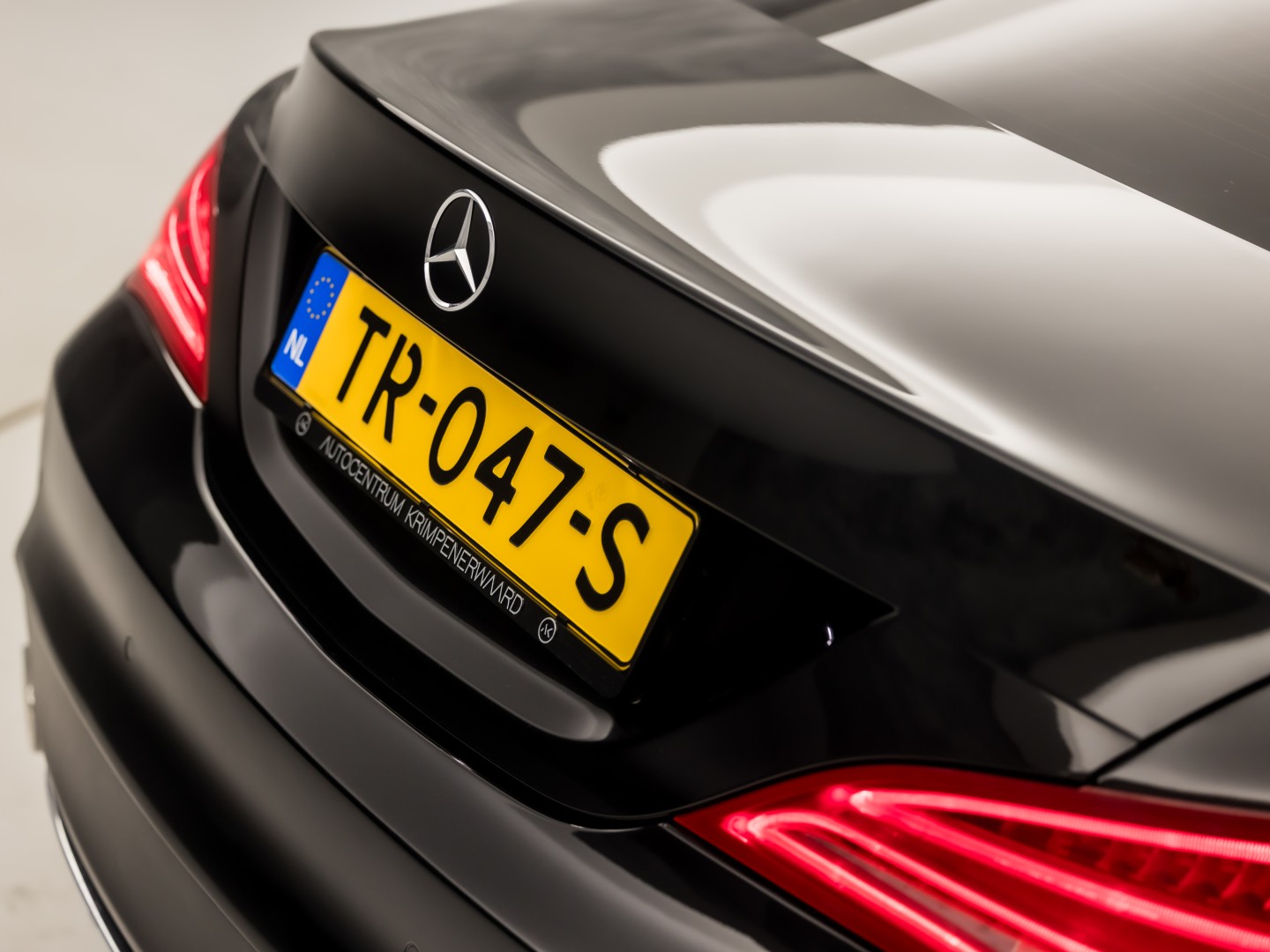 Mercedes-Benz CLA-Klasse 180 AMG Sport Automaat (GROOT NAVI, LEDER, ZWART HEMEL, STOELVERWARMING, SPORTSTOELEN, GETINT GLAS, CRUISE, NIEUWE APK, NIEUWSTAAT)