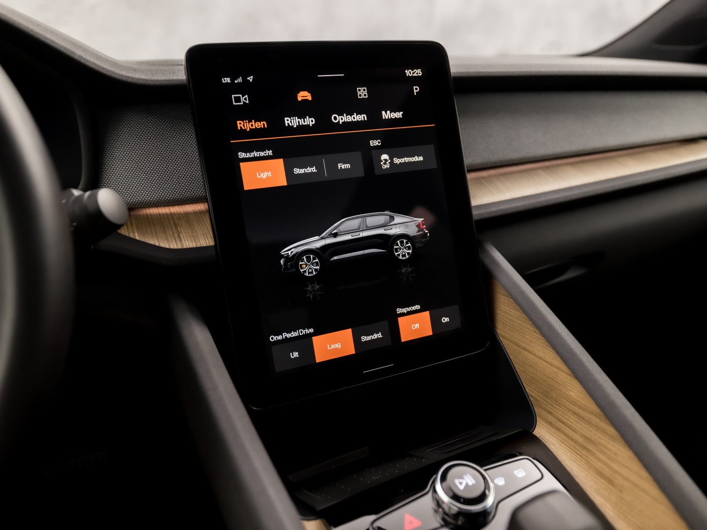 Polestar 2 Long Range Dual Motor Launch Edition 78kWh 408Pk Automaat (PANORAMADAK, HARMAN/KARDON, APPLE CARPLAY, 360 CAMERA, STOELVENTILATIE, MEMORY SEATS, GETINT GLAS, TREKHAAK, ELEK ACHTERKLEP, NIEUWSTAAT)