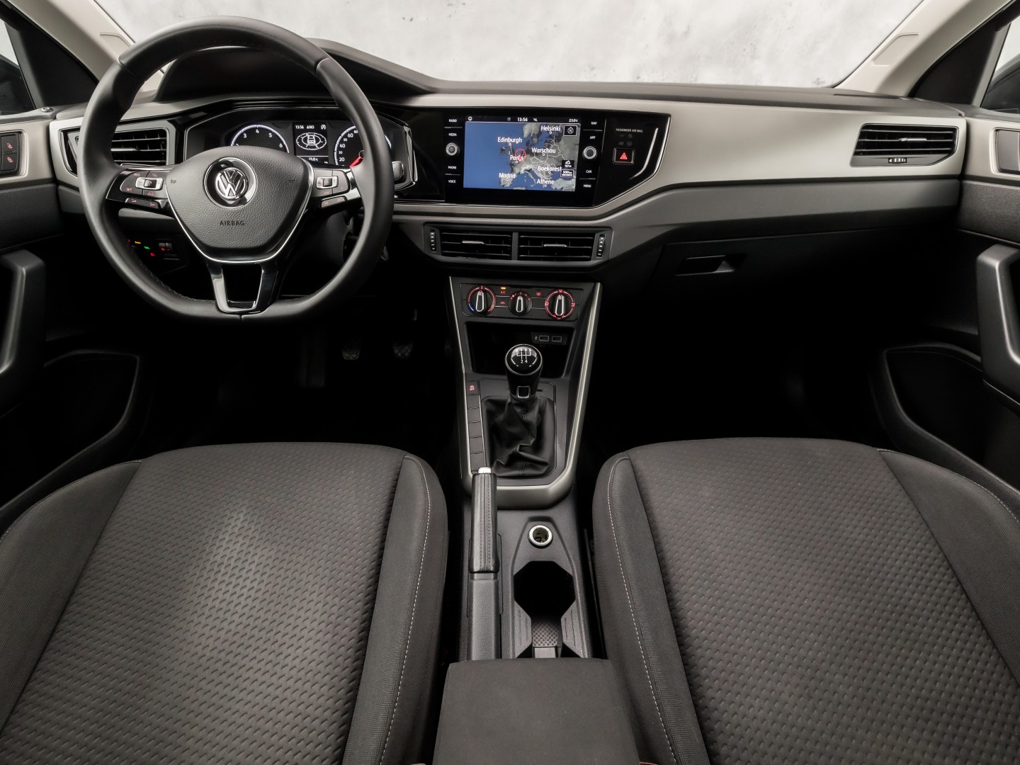 Volkswagen Polo 1.0 TSI Sportline (APPLE CARPLAY, GROOT NAVI, GETINT GLAS, LM VELGEN, SPORTSTOELEN, ADAPTIVE CRUISE, NIEUWSTAAT)