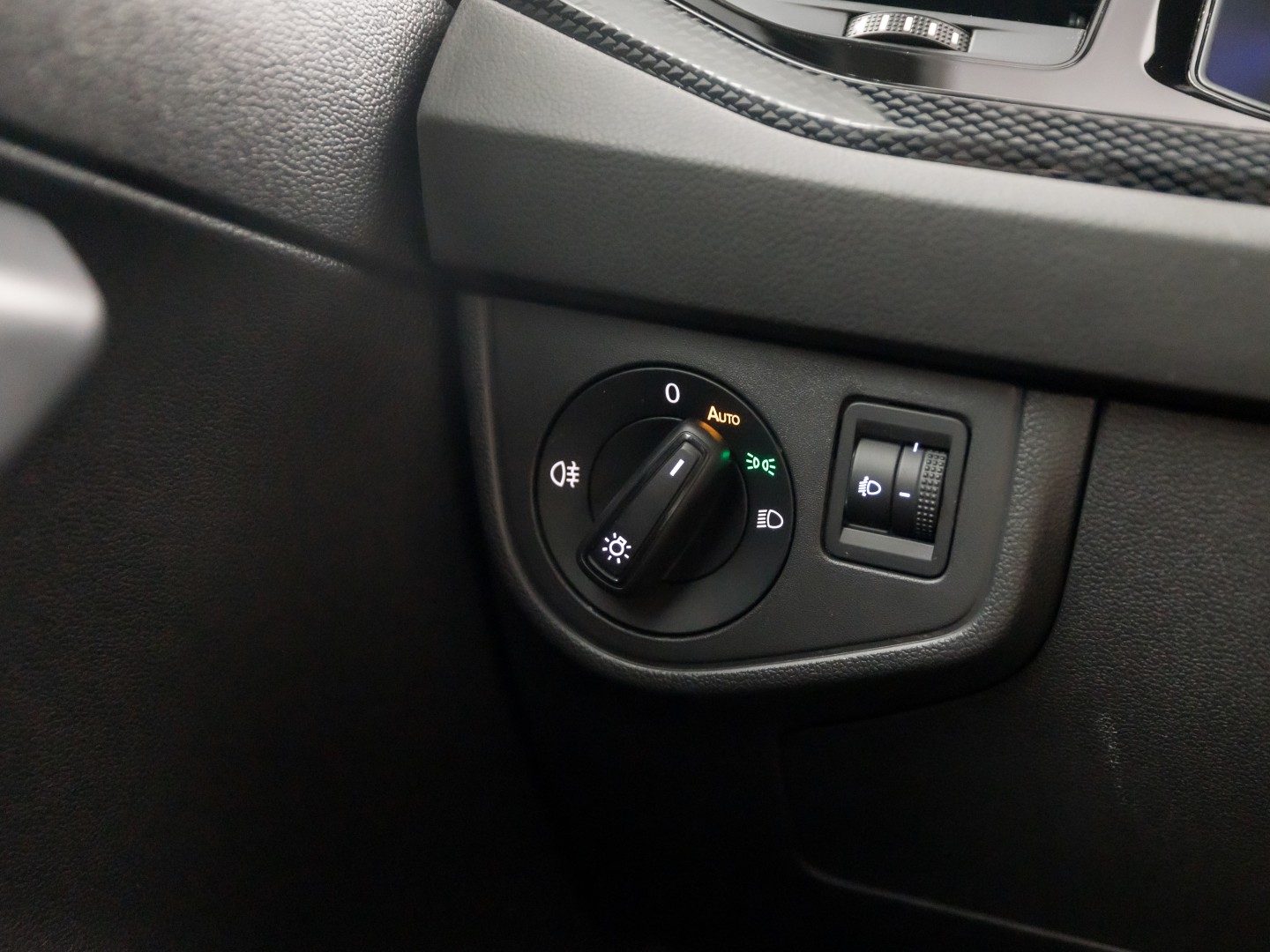 Volkswagen Polo 1.0 TSI Sport (VIRTUAL COCKPIT, 1e EIGENAAR, APPLE CARPLAY, GROOT NAVI, CLIMATE, STOELVERWARMING, SPORTSTOELEN, GETINT GLAS, LM VELGEN, CRUISE, PARKEERSENSOREN, NIEUWSTAAT)