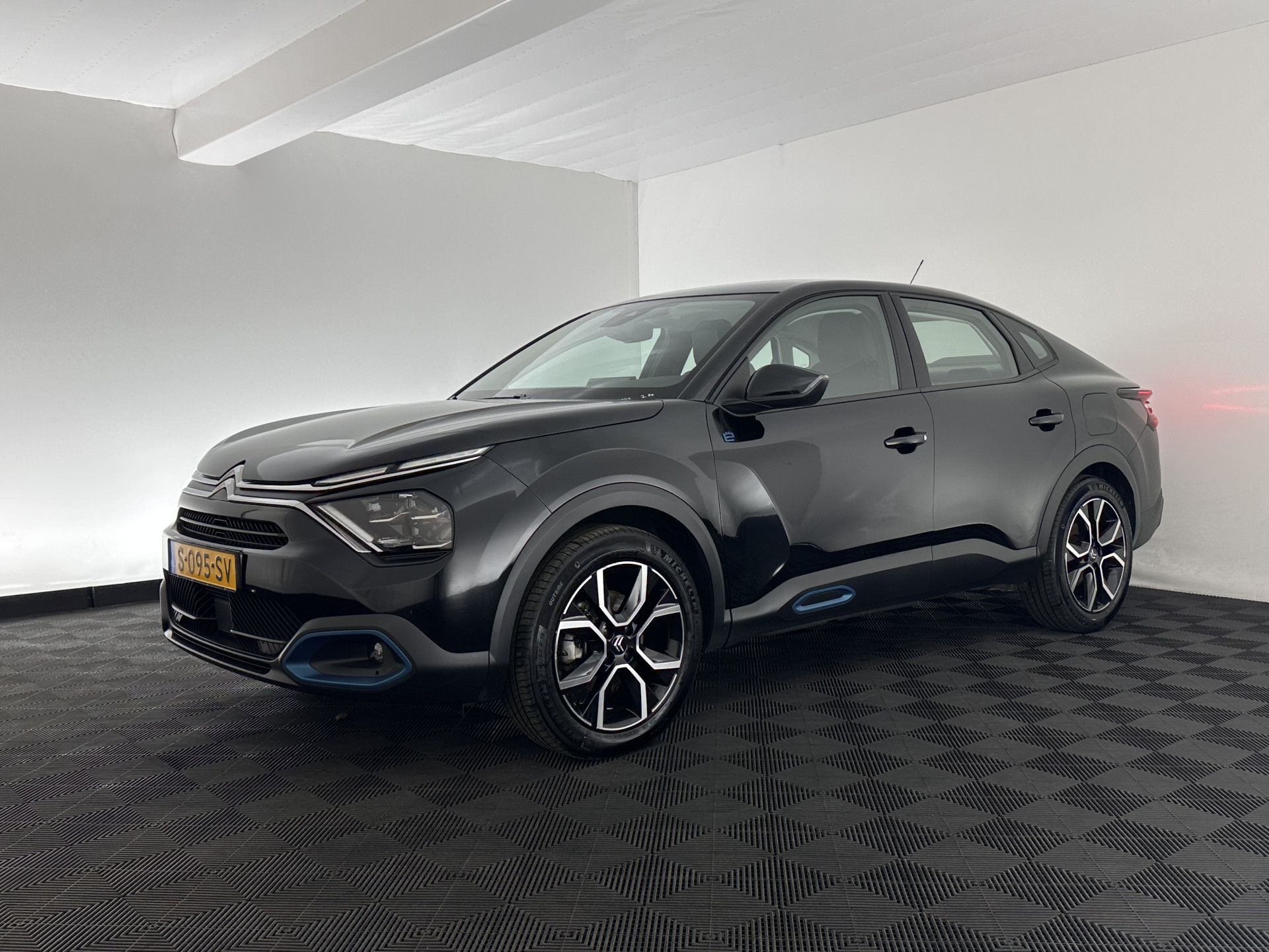 Citroën Ë-C4 X Feel Pack 50 kWh [ 3-Fase ] (INCL.BTW) *FULL-LED | LEATHER-FABRIC | DIGI-COCKPIT | DAB | COMFORT-SEATS | CAMERA | ECC | PDC | CRUISE | 18''ALU*