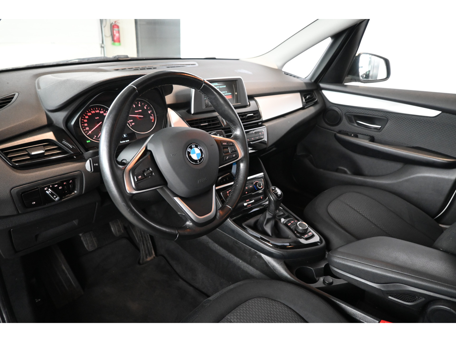 BMW 2-serie Active Tourer 218i Airco Trekhaak LED Lichtmetaal Rijklaarprijs Inruil Mogelijk!