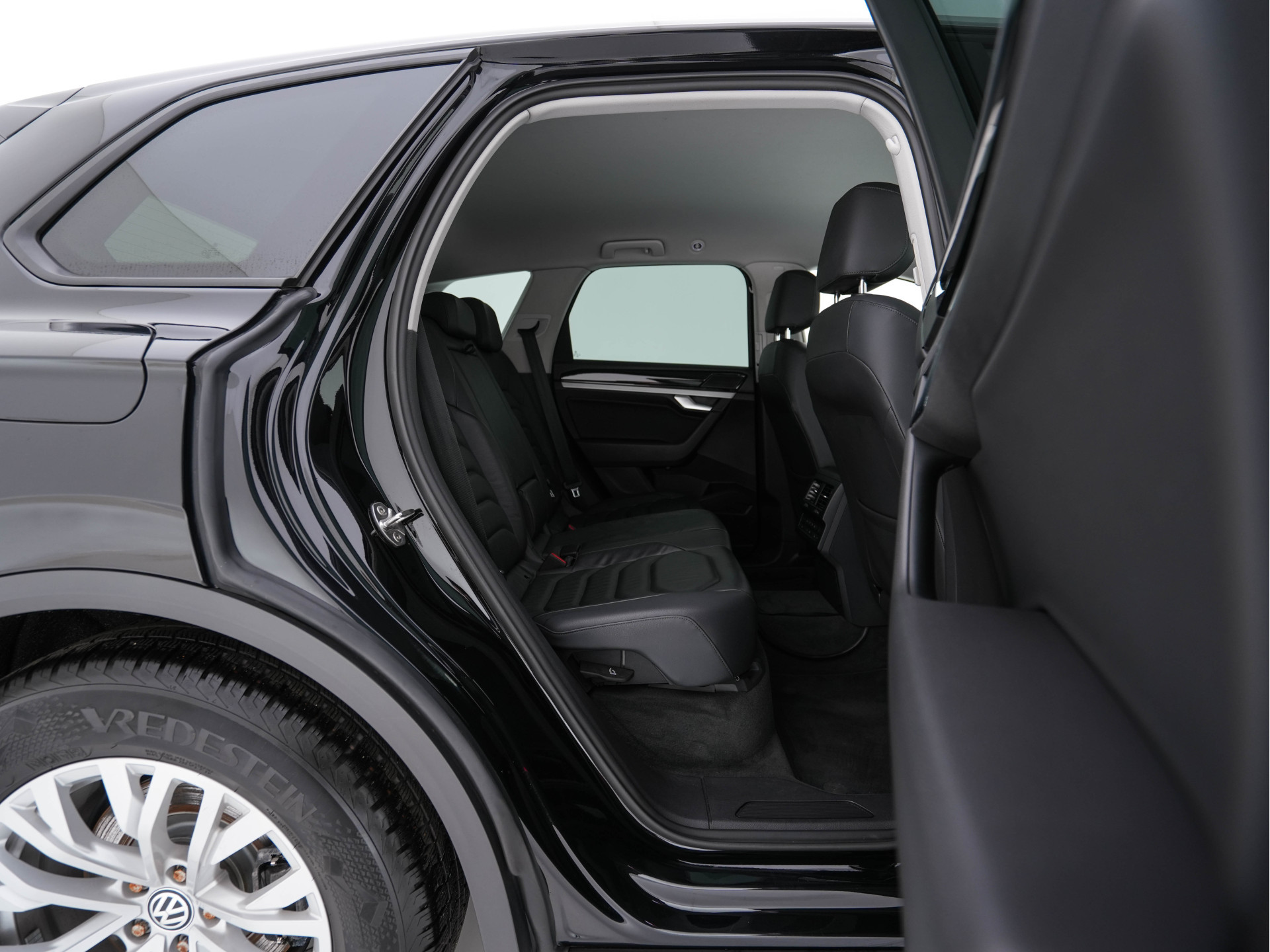 Volkswagen Touareg 3.0 TDI R-Line (INCL-BTW) Aut. *LEATHER | FULL-LED | BLIND-SPOT | HEATED-COMFORTSEATS | AIR-SUSPENSION | KEYLESS | CAMERA | NAVI-FULLMAP | PRIVACY-GLASS | ADAPTIVE-CRUISE |  SHIFT-PADDLES | TOWBAR*