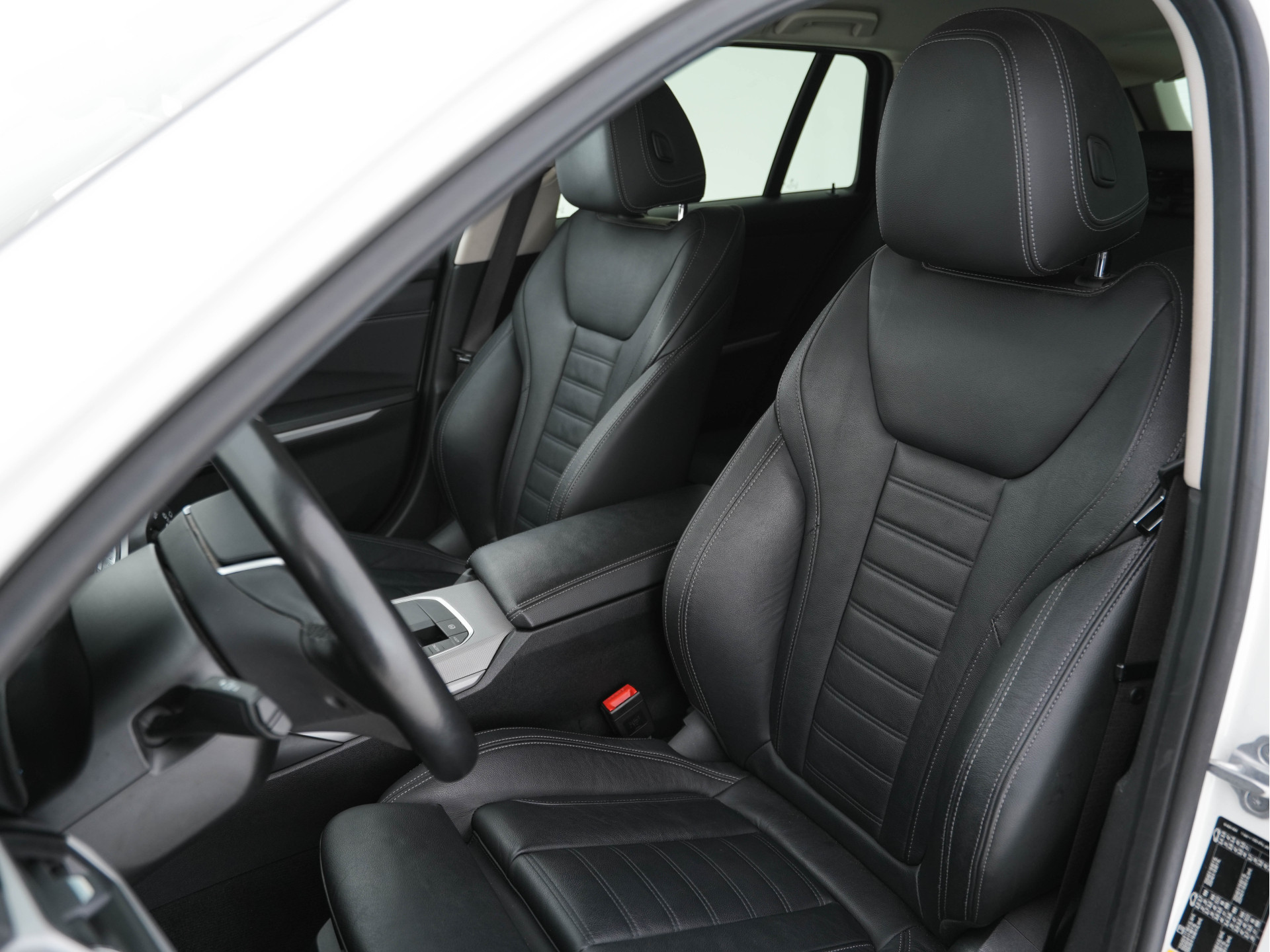 BMW 3-serie Touring 330e Plug-In (INCL-BTW) *LUXURY-LEATHER | NAVI-FULLMAP |  DIGI-COCKPIT | FULL-LED | DAB | ECC | PDC | ADAPTIVE-CRUISE | HEATED-SPORSEATS | KEYLESS | PRIVACY-GLASS | KEYLESS | CARPLAY | TOWBAR | 17"ALU*