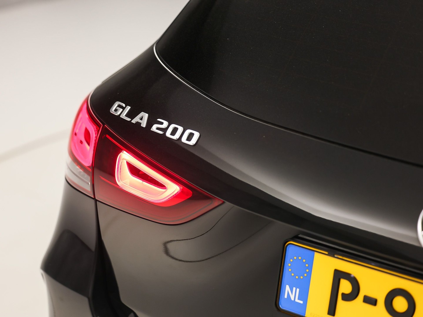 Mercedes-Benz GLA 200 AMG Sport 163Pk Automaat (PANORAMADAK, GROOT NAVI, SFEERVERLICHTING, CAMERA, SPORTSTOELEN, STOELVERWARMING, GETINT GLAS, NIEUWSTAAT)