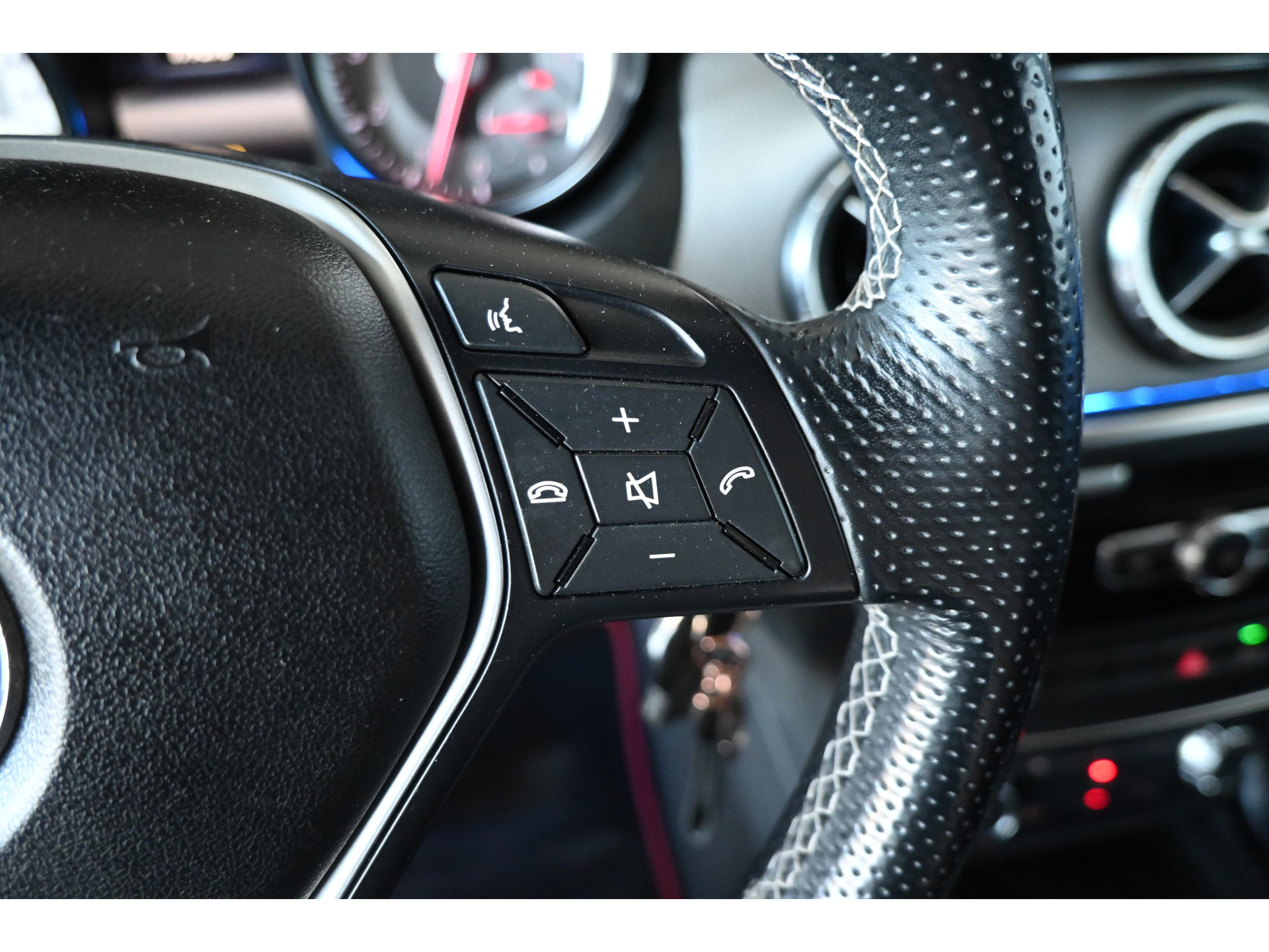 Mercedes-Benz CLA-klasse 200 Ambition Bi-Xenon Cruise Airco PDC Navigatie Inruil Mogelijk!