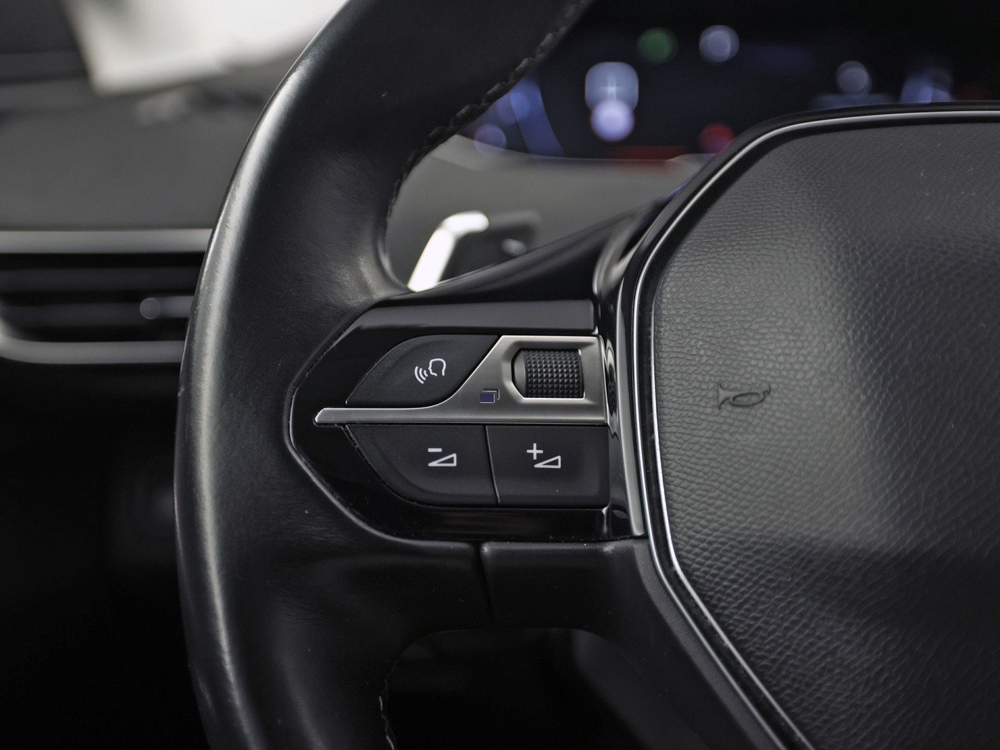Peugeot 5008 1.2 PureTech GT-Line 7 Persoons Automaat 131Pk (GROOT NAVI, APPLE CARPLAY, 360 CAMERA, SPORTSTOELEN, KEYLESS, VIRTUAL DASHBOARD, LM VELGEN, NIEUWE APK)