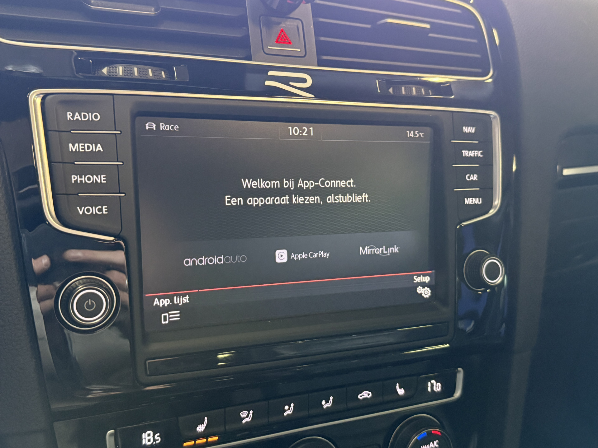 Volkswagen Golf 2.0 TSI R 4Motion | Camera | Panoramadak | 300PK | Stoelverwarming | Leder