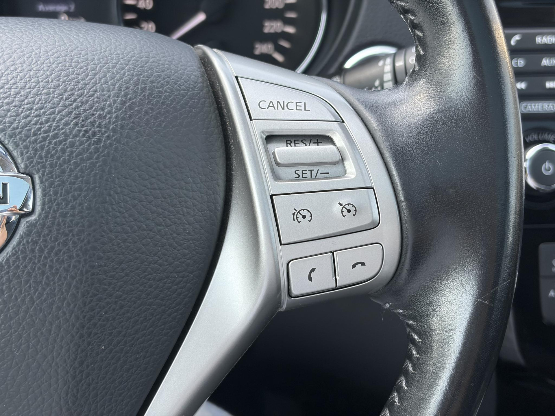 Nissan Qashqai 1.2 N-Connecta 360° Camera,Pano,Trekhaak,Navi,Clima,Cruise,Pdc V+A,Lm velgen,6 Bak,Dakrails,N.A.P,115pk,Apk tot 11-2026