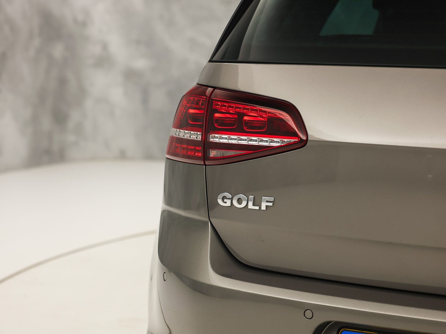 Volkswagen Golf 1.0 TSI Sportline Automaat (APPLE CARPLAY, NAVIGATIE, CAMERA, CLIMATE, SPORTSTOELEN, GETINT GLAS, LM VELGEN, CRUISE, NIEUWSTAAT)