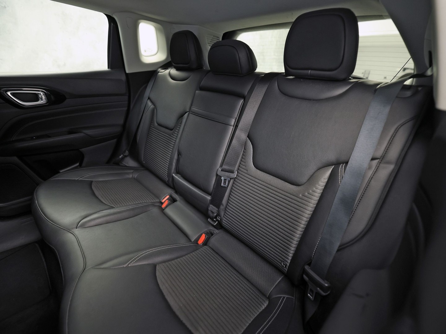 Jeep Compass 4xe 190 Plug-in Hybrid Electric Night Eagle. Automaat (NAP, APPLE CARPLAY, GROOT NAVI, LEDER, ADAPTIVE CRUISE, SPORTSTOELEN, GETINT GLAS, KEYLESS, NIEUWSTAAT)