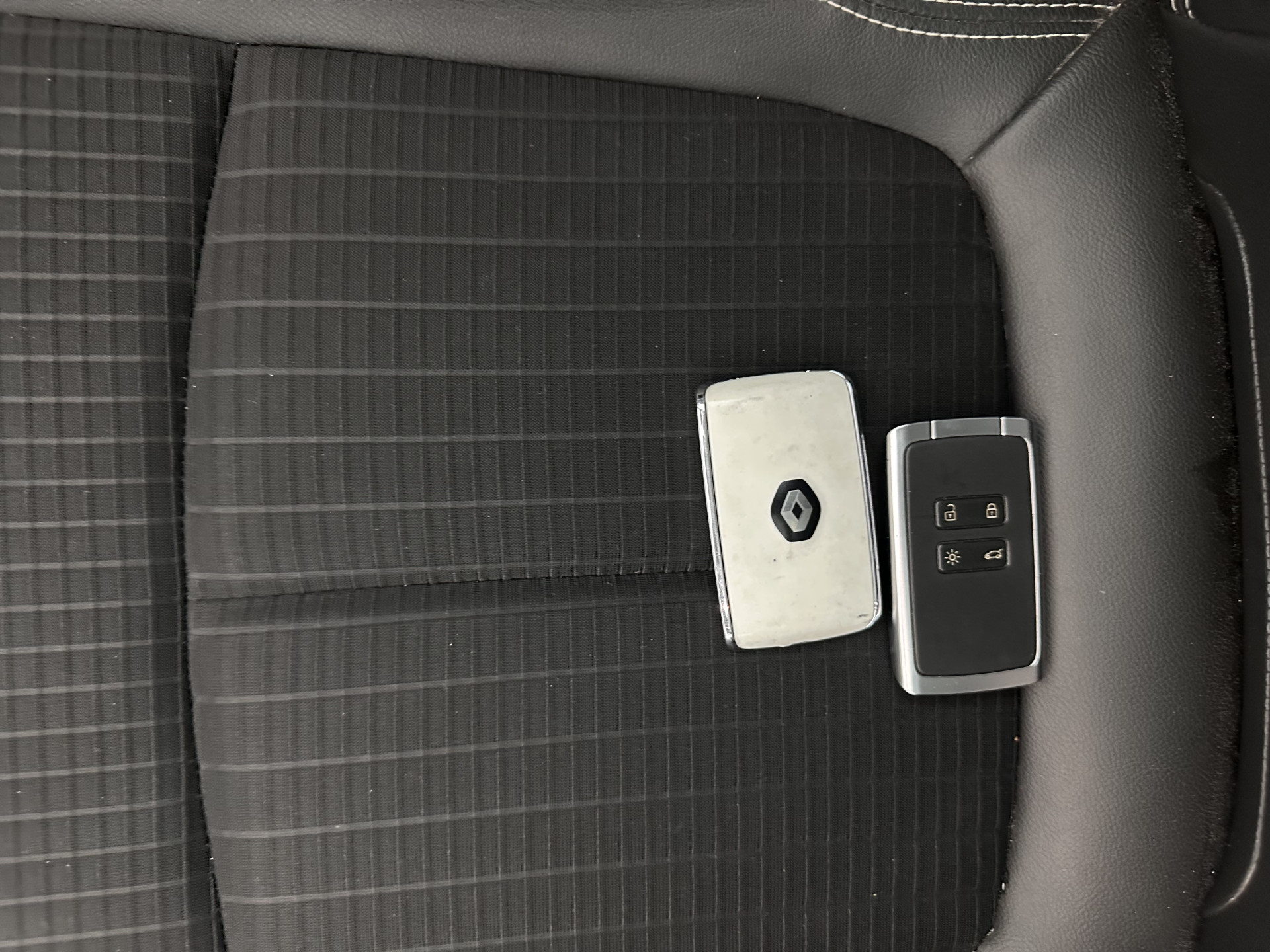 Renault Kadjar 1.5 dCi Bose Aut. *PANO | LEATHER-FABRIC | FULL-LED | BOSE-SOUND | BLINDSPOT | HEATED-COMFORTSEATS | KEYLESS | CAMERA | NAVI-FULLMAP | ECC | PDC | CRUISE | DAB | PRIVACY-GLASS | 19''ALU | TOWBAR*