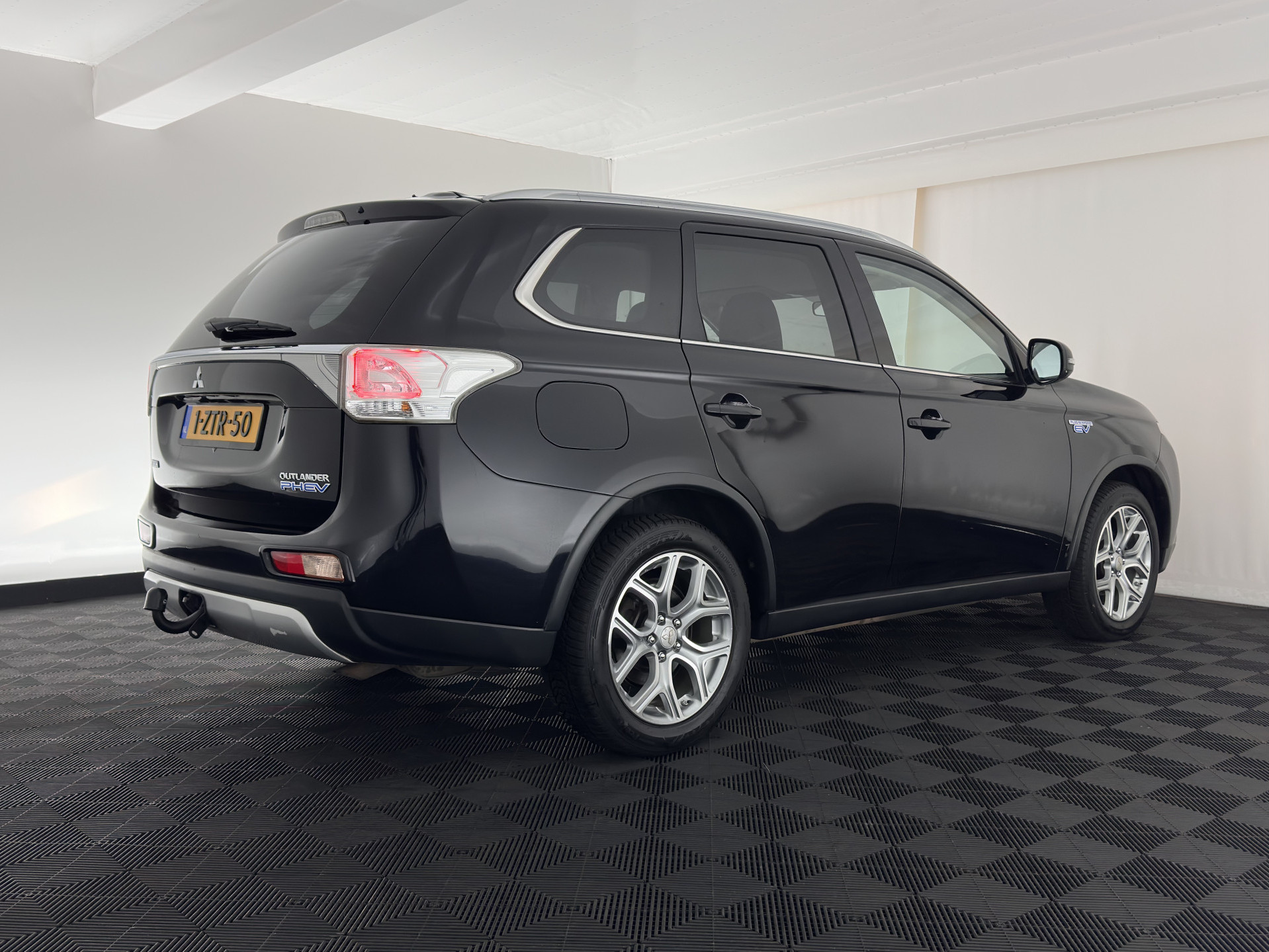 Mitsubishi Outlander 2.0 PHEV Business Edition X-Line (INCL-BTW) Aut. *LEATHER-FABRIC | NAVI-FULLMAP | KEYLESS | CAMERA | COMFORT-SEATS | ECC | CRUISE | PRIVACY-GLASS | SHIFT-PADDLES |  TOWBAR | 18''ALU*