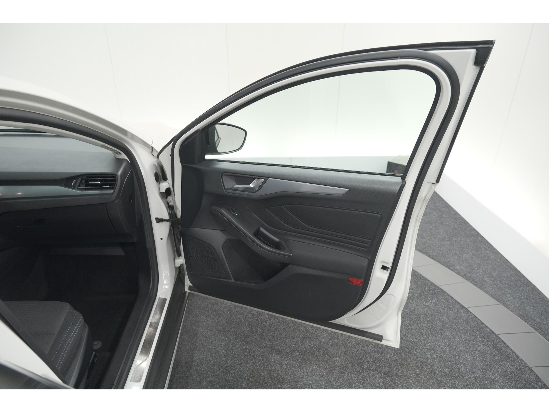 Ford Focus 1.5 EcoBoost Active Business | Lage Kilometerstand | Navigatie | Parkeersensoren | Apple Carplay