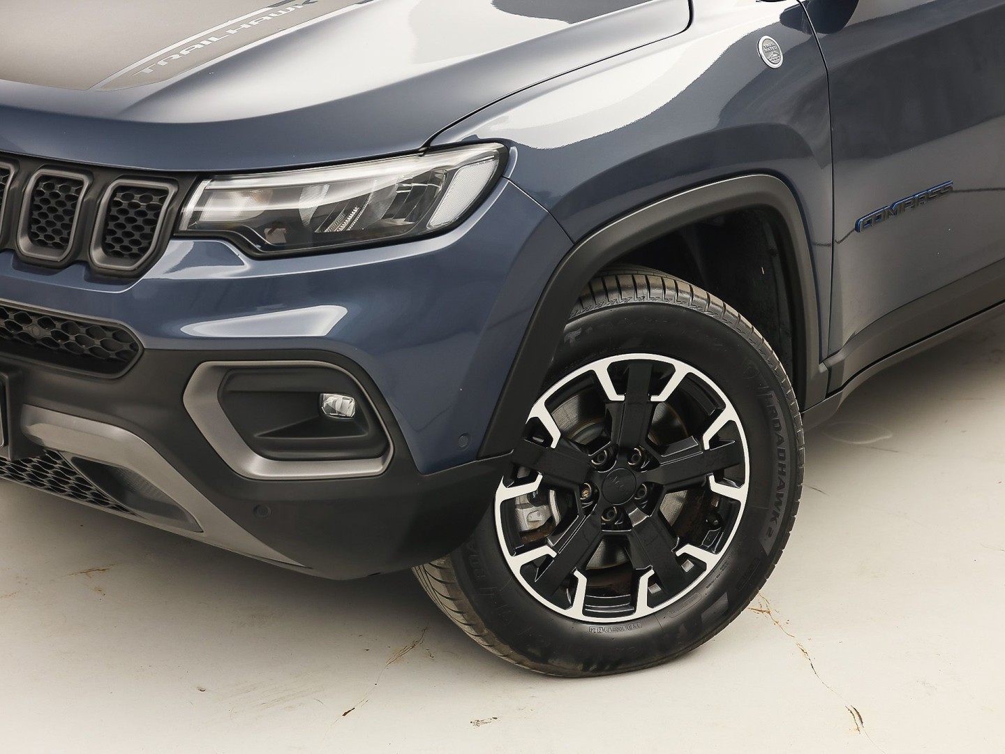 Jeep Compass 4xe 240 Plug-in Hybrid Electric Trailhawk 240Pk Automaat (PANORAMADAK, VIRTUAL COCKPIT, APPLE CARPLAY, GROOT NAVI, CAMERA, SPORTSTOELEN, GETINT GLAS, ADAPTIVE CRUISE, NIEUWSTAAT)